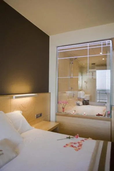 Photo of the whole room, Bed in Hotel Restaurant Sant Pol