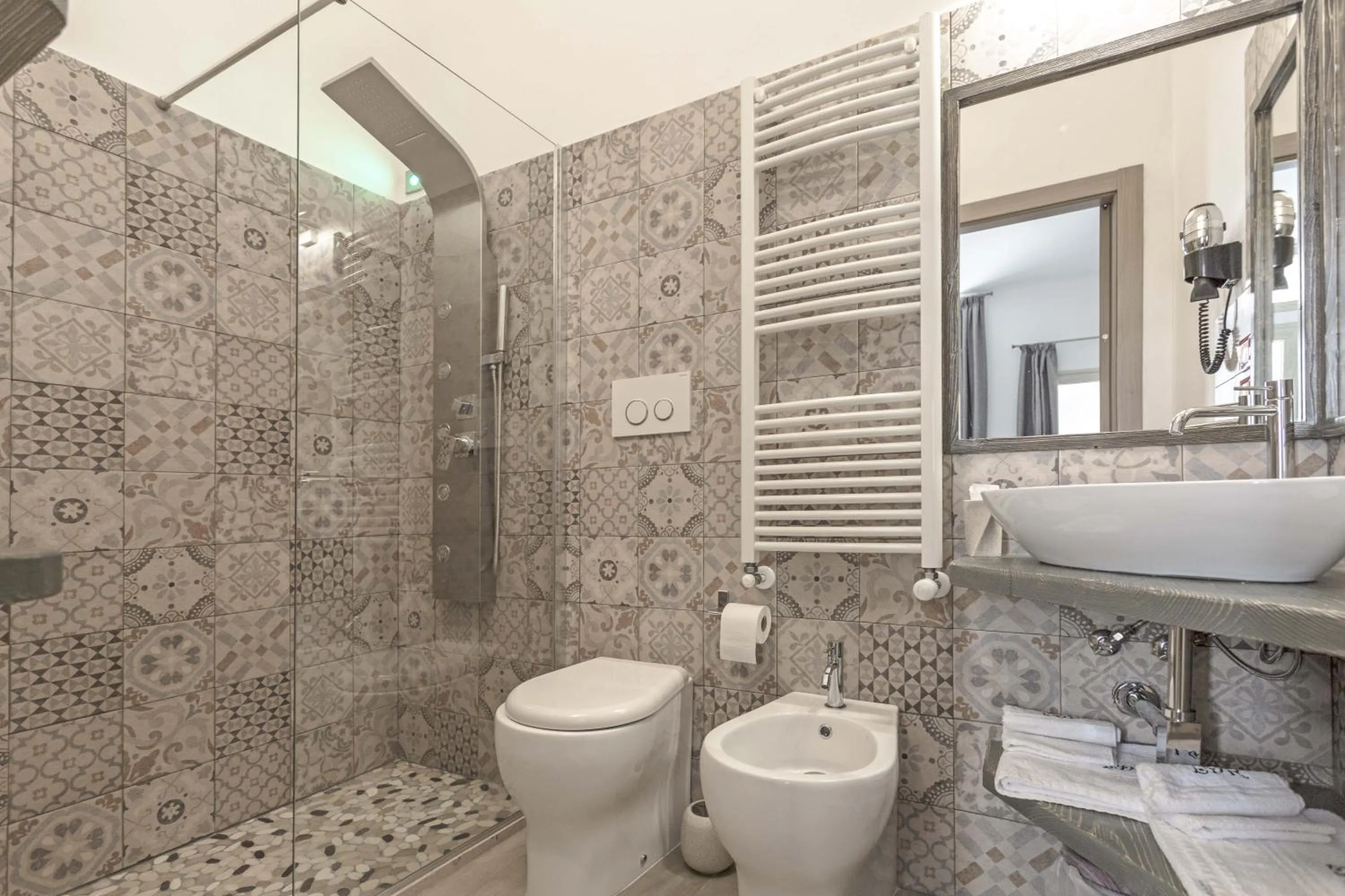 Shower in La Loggia dei Raynò