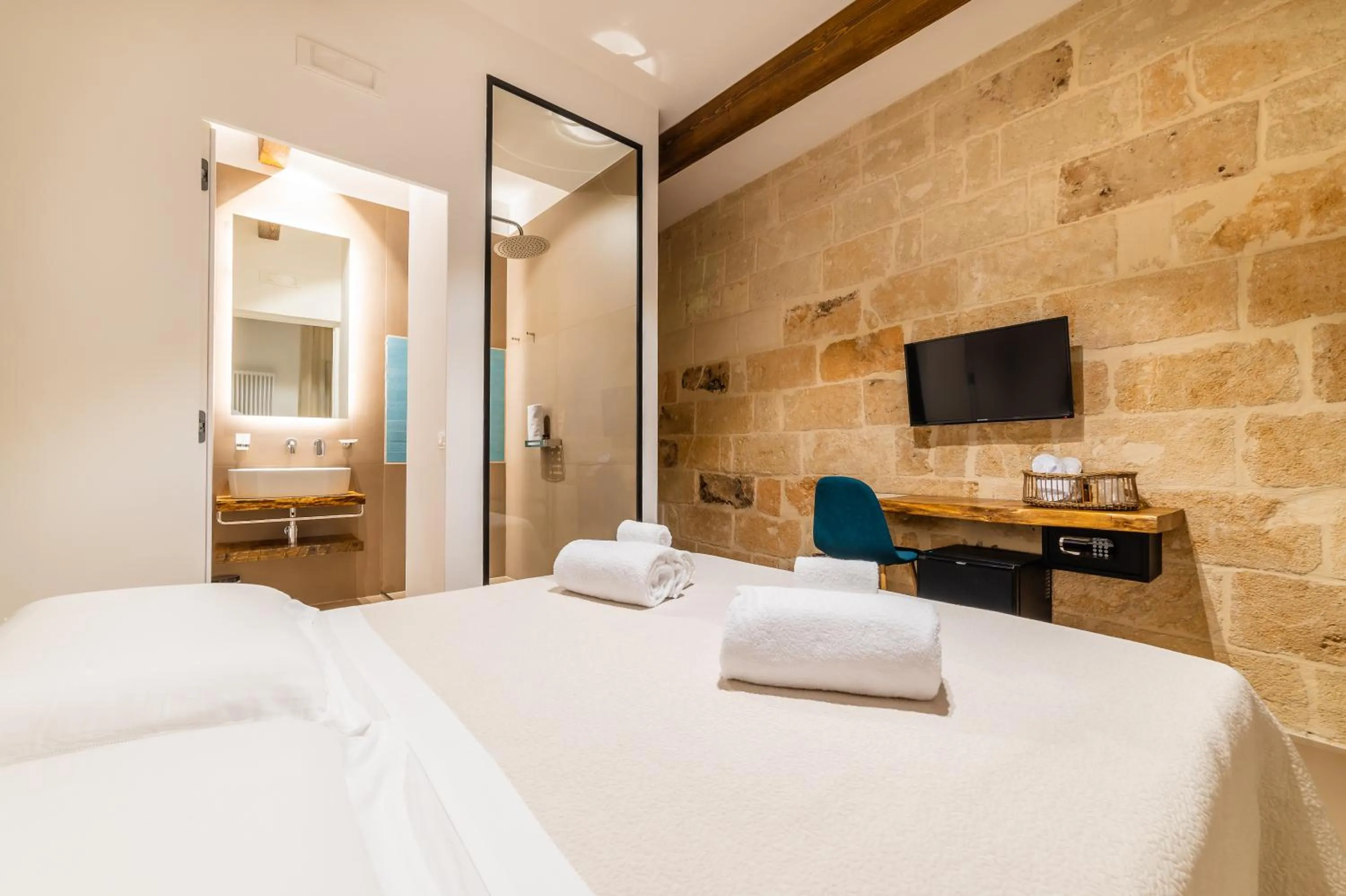 Photo of the whole room, Bed in B&B A C-Caste