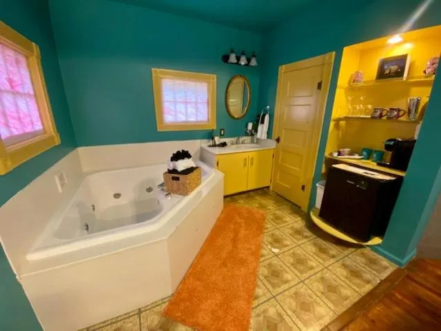 Hot Tub in Rock Cottage Gardens B&B