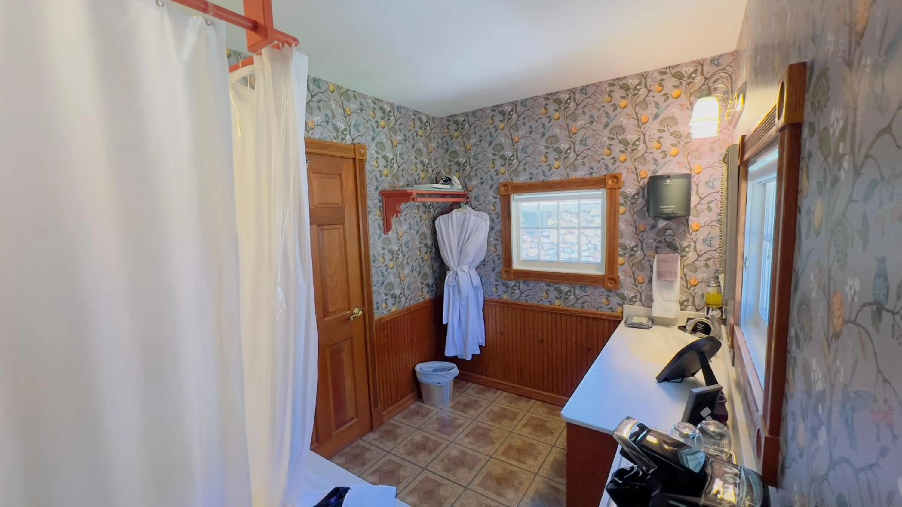 Bathroom in Rock Cottage Gardens B&B