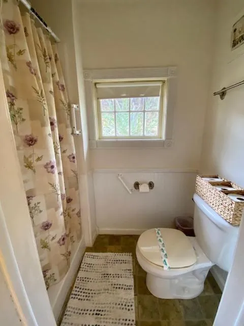 Bathroom in Rock Cottage Gardens B&B