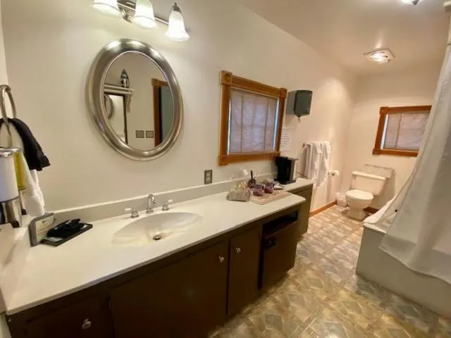 Bathroom in Rock Cottage Gardens B&B