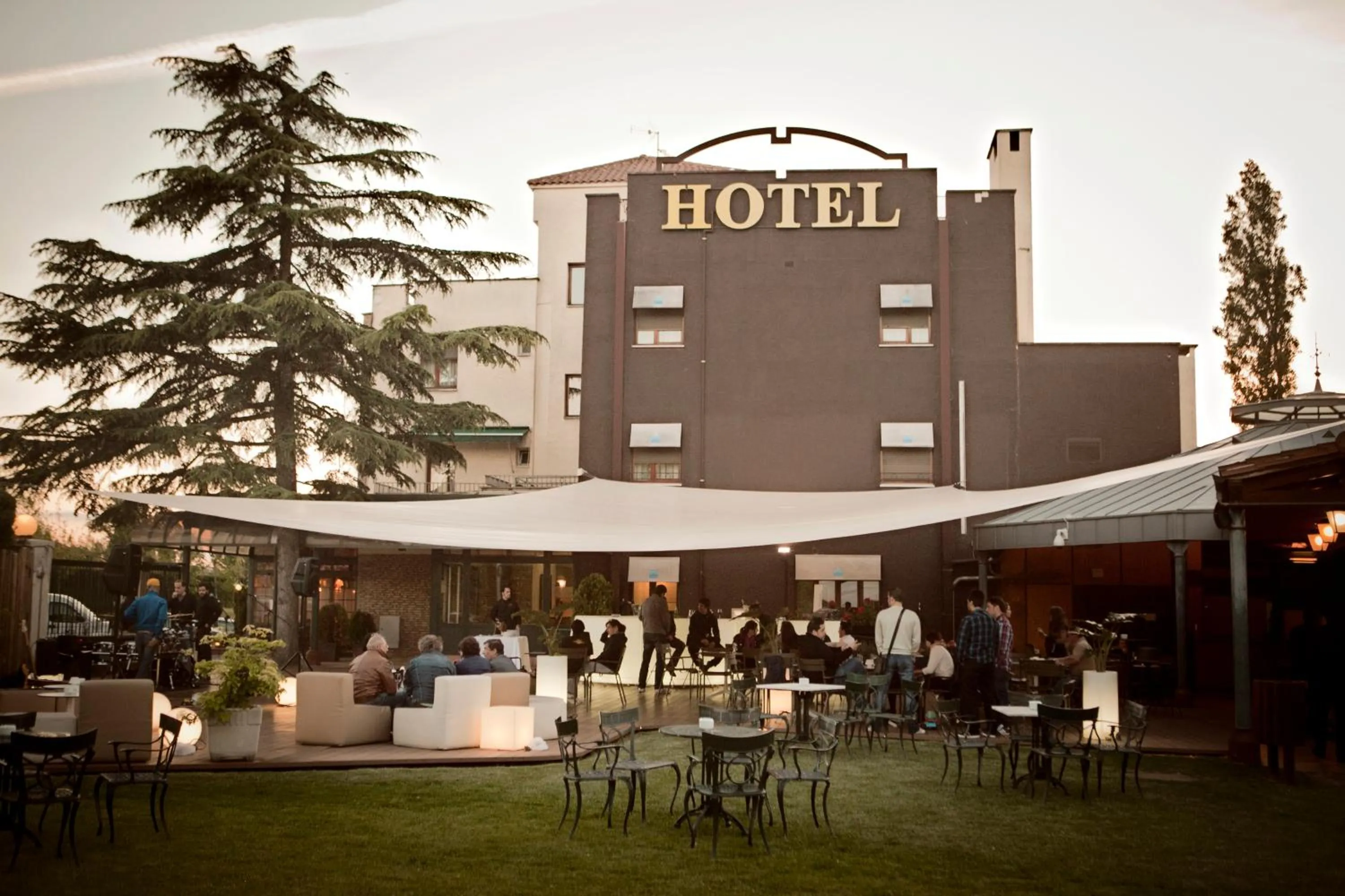 Facade/entrance in Don Carlos