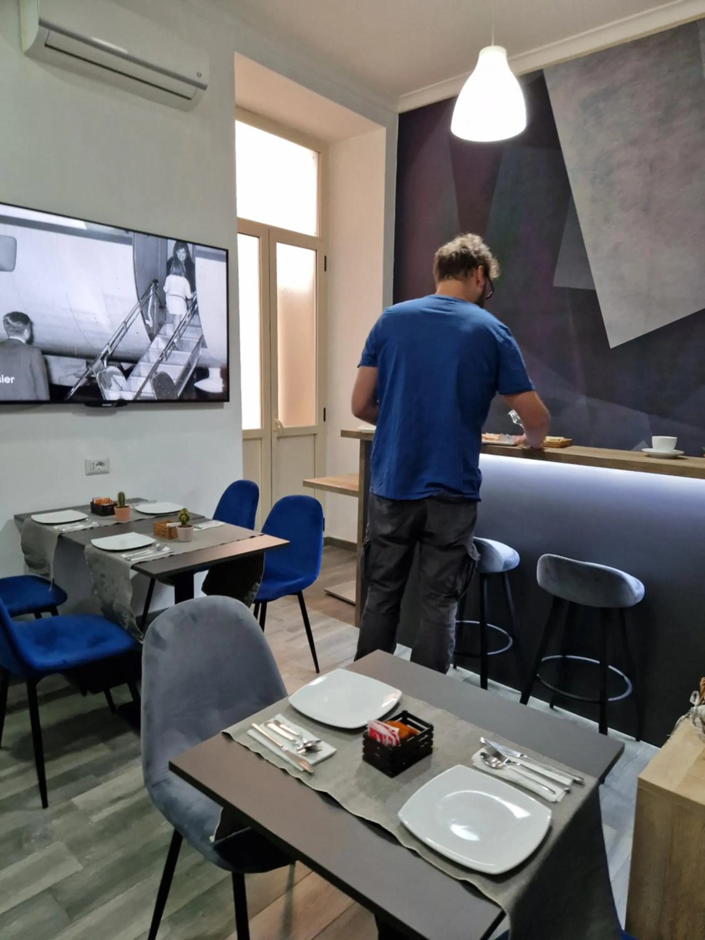 Restaurant/places to eat in B&B City Center