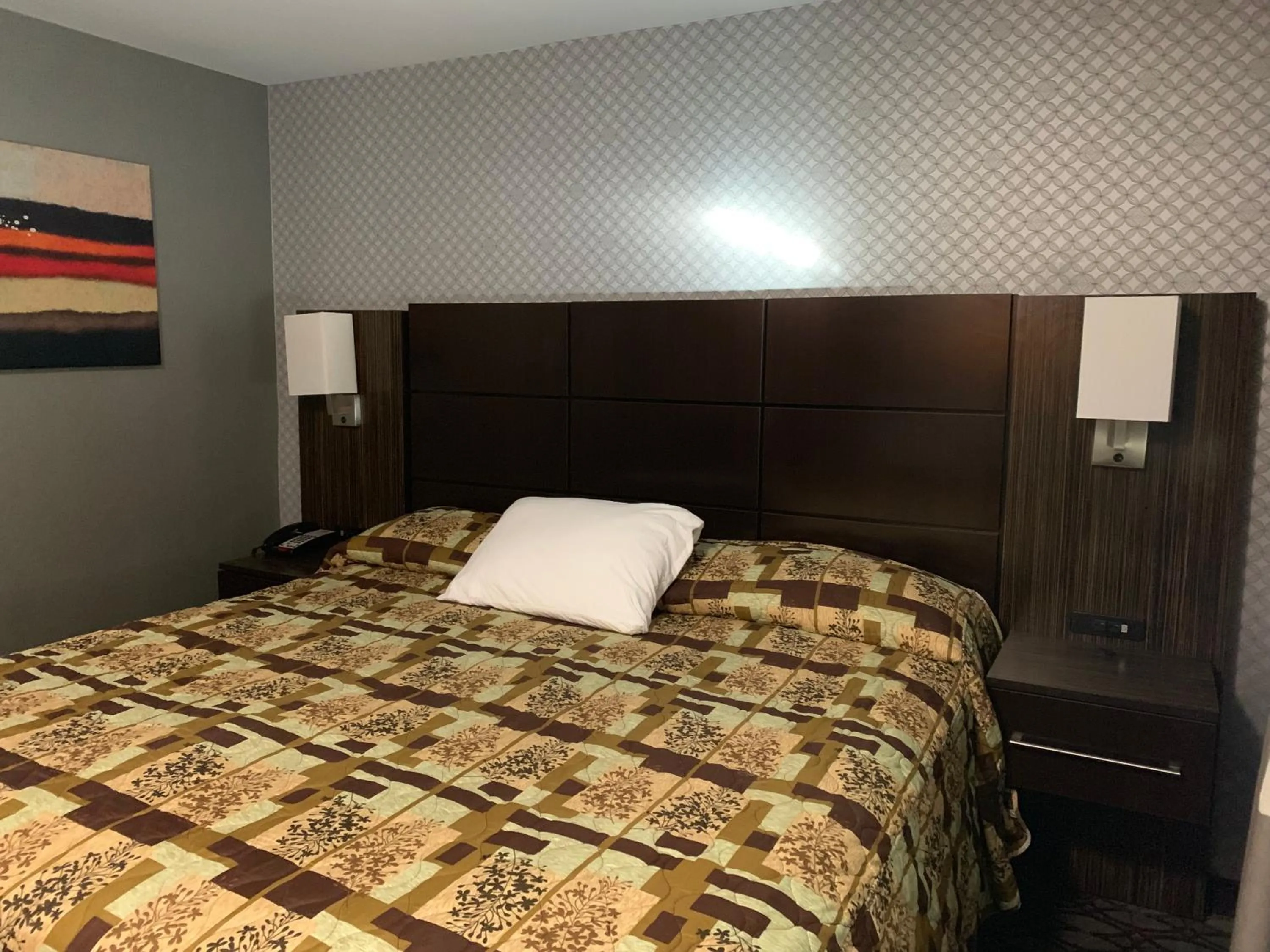 Bedroom, Bed in Red Carpet Inn Elmwood