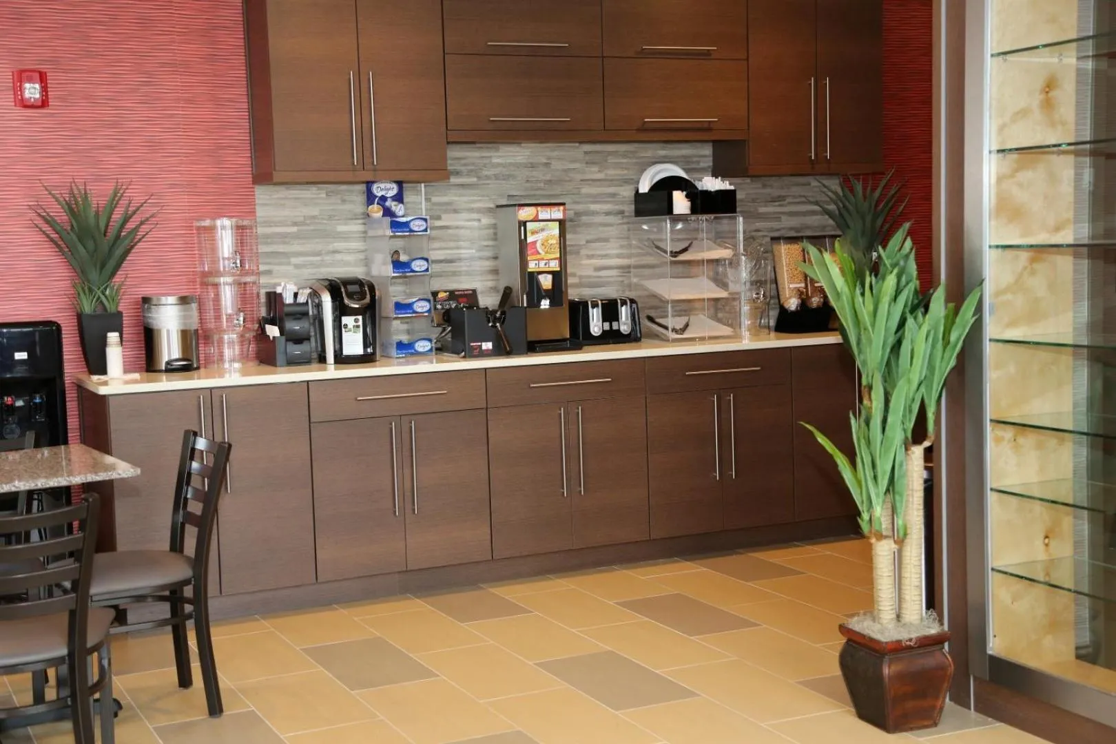 Breakfast in Red Carpet Inn Elmwood