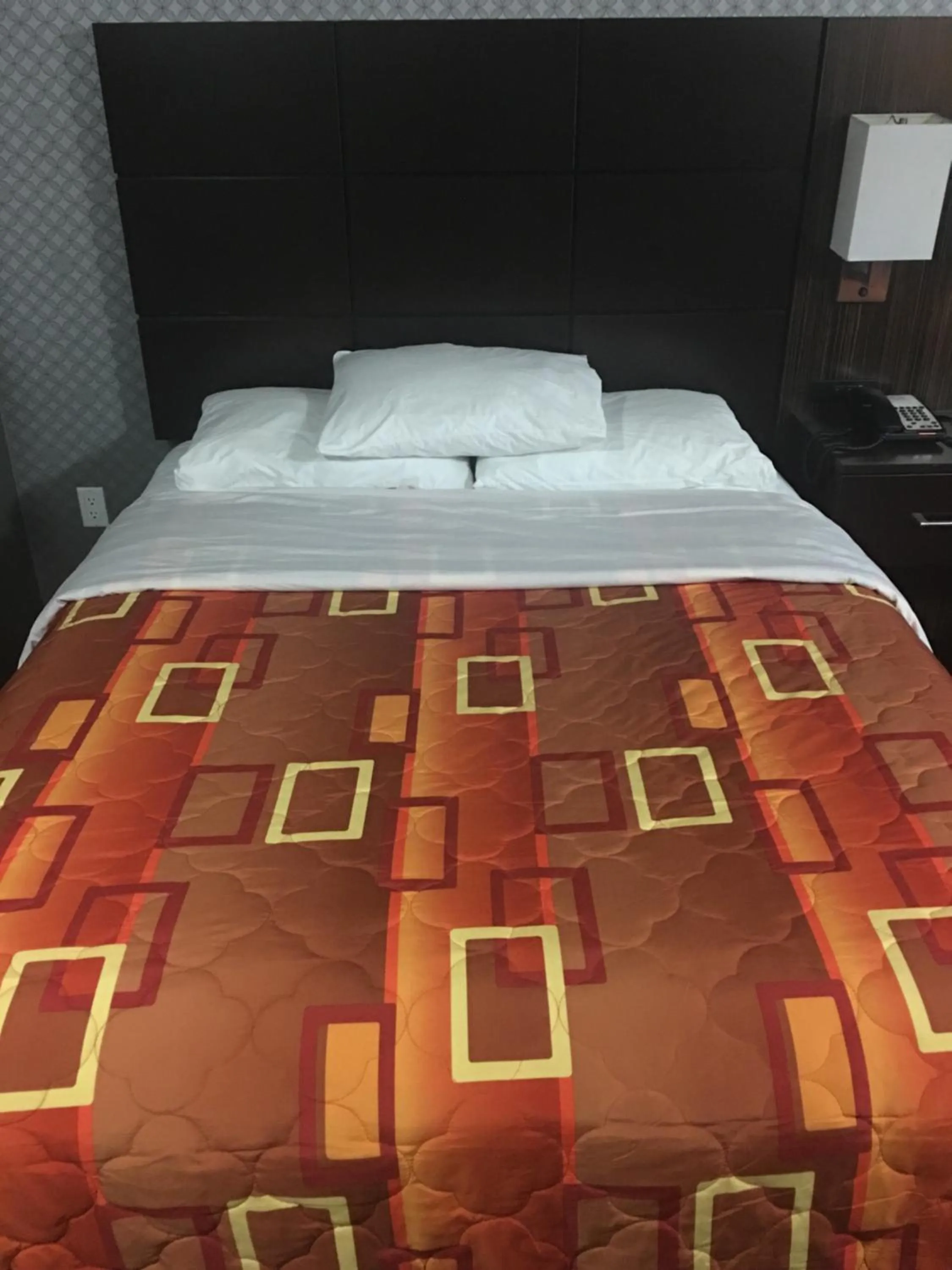 Bedroom, Bed in Red Carpet Inn Elmwood