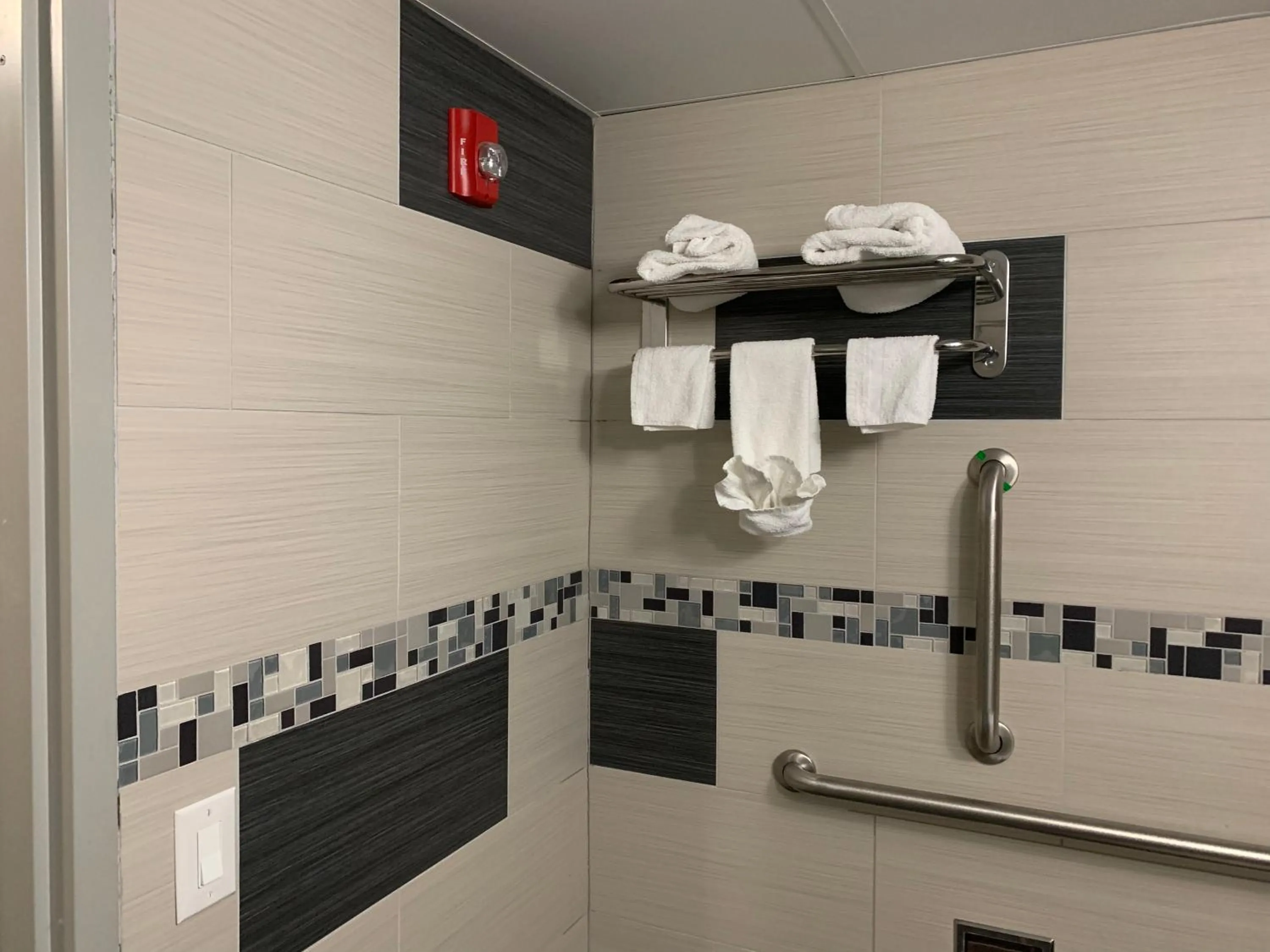 Bathroom in Red Carpet Inn Elmwood