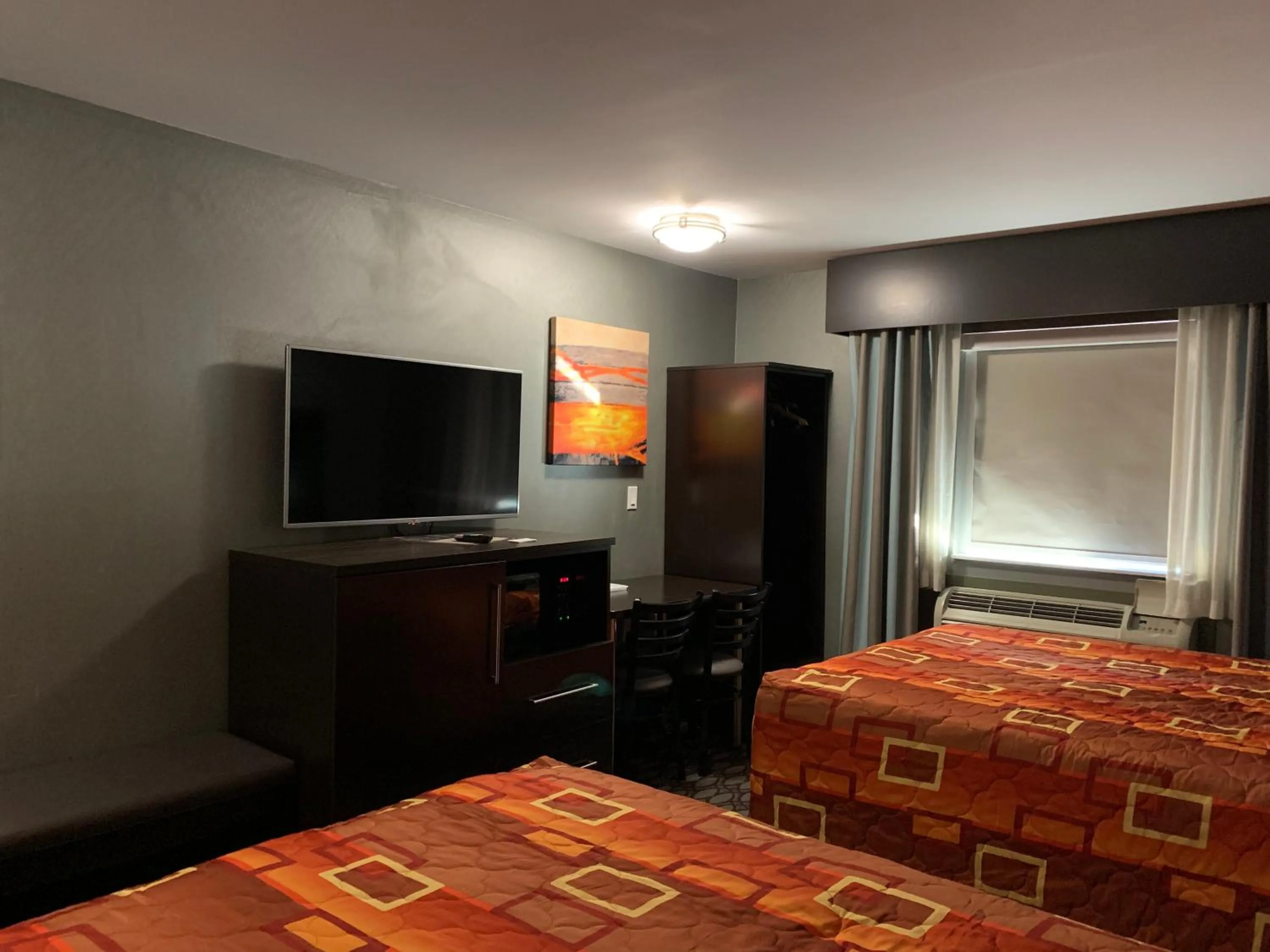 TV and multimedia, Bed in Red Carpet Inn Elmwood