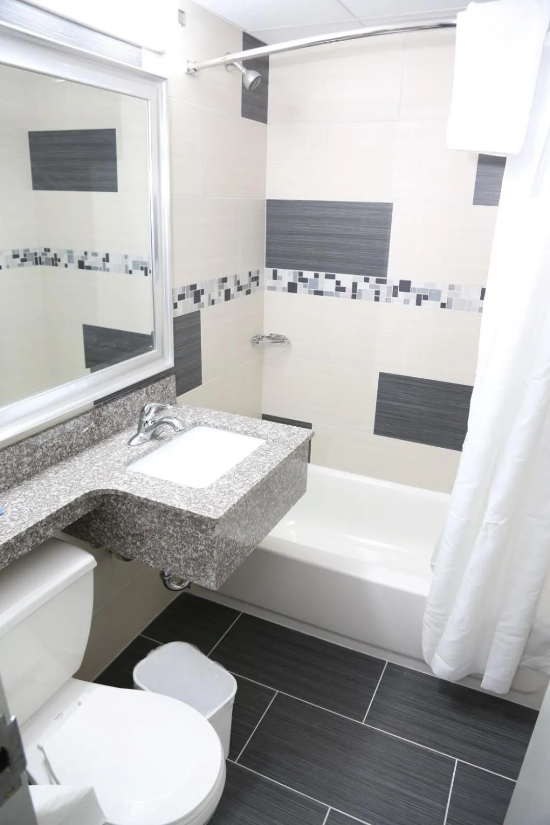 Bathroom in Red Carpet Inn Elmwood