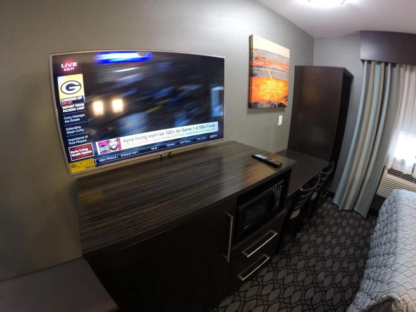 TV and multimedia in Red Carpet Inn Elmwood