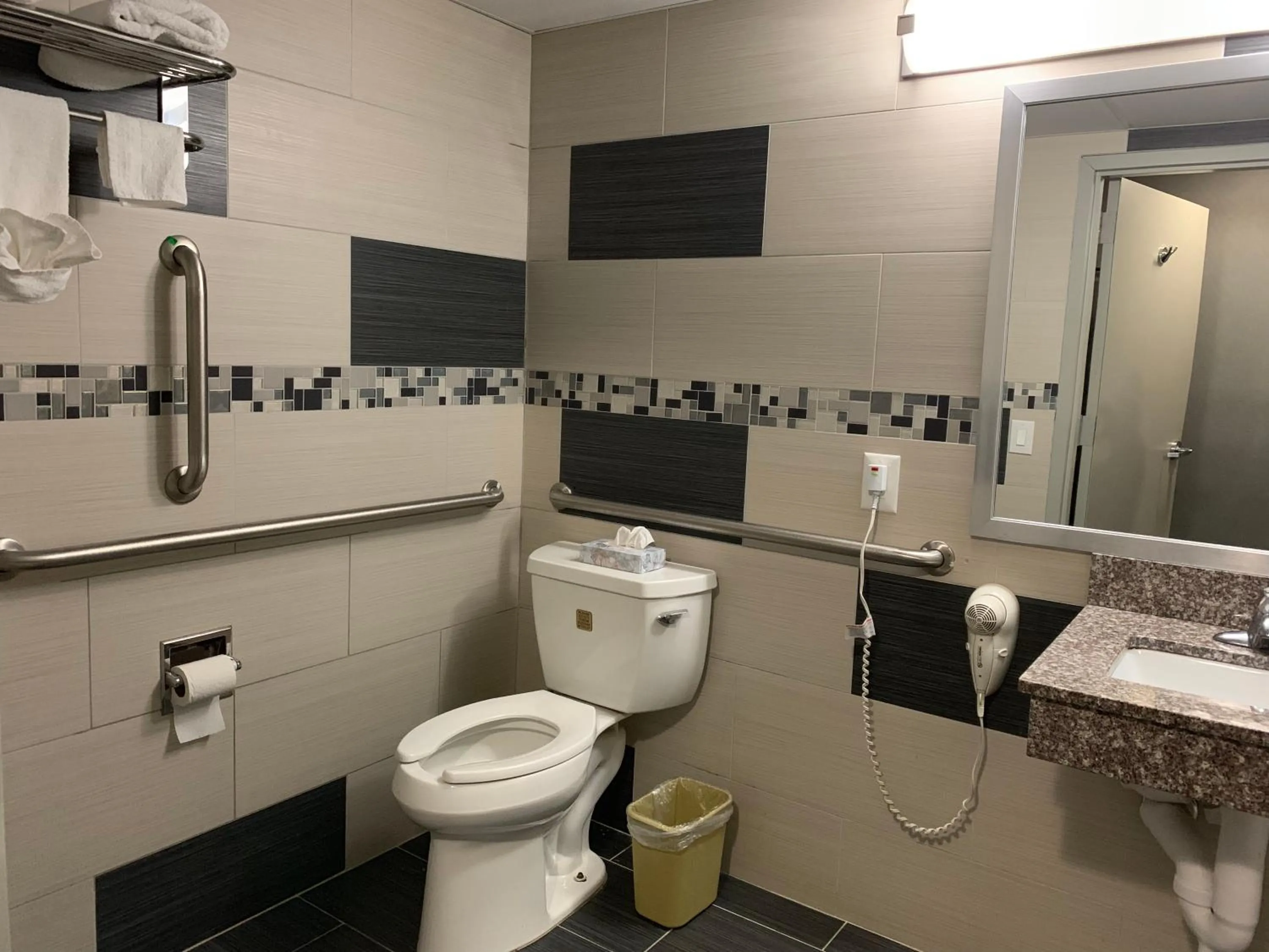 Bathroom in Red Carpet Inn Elmwood