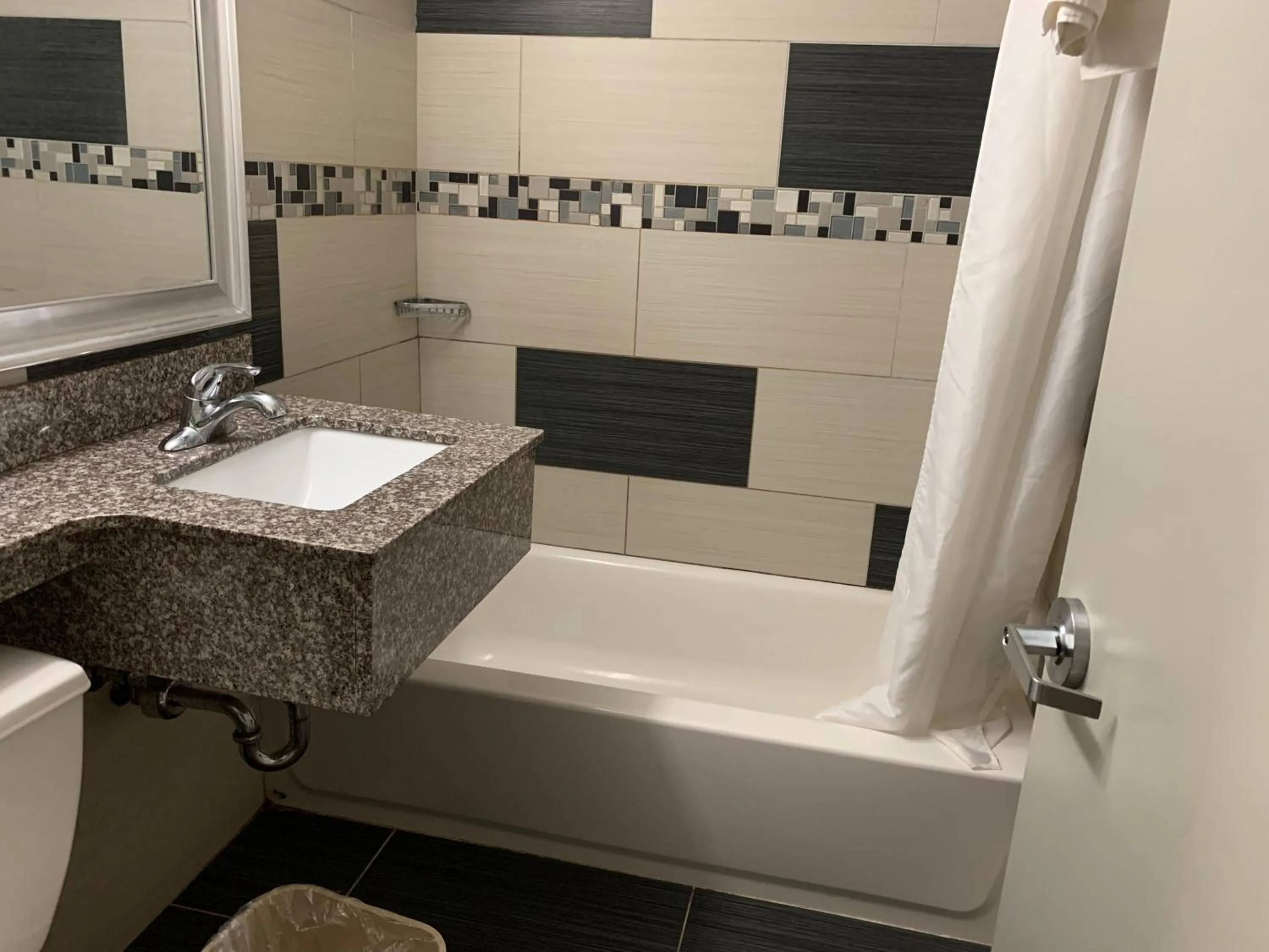 Bathroom in Red Carpet Inn Elmwood