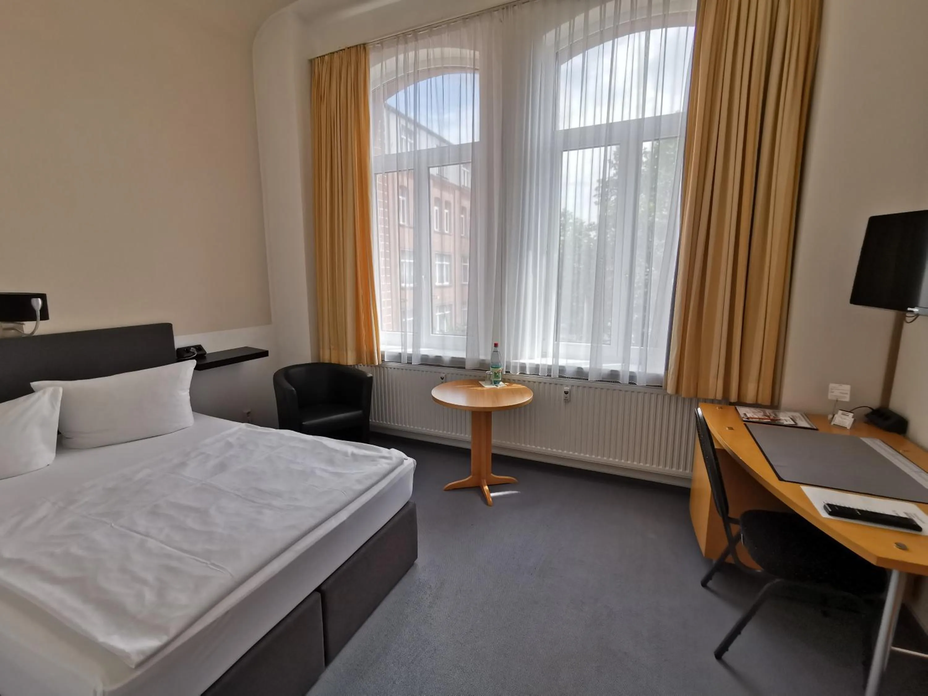 Photo of the whole room, Bed in Hotel Zur Alten Druckerei