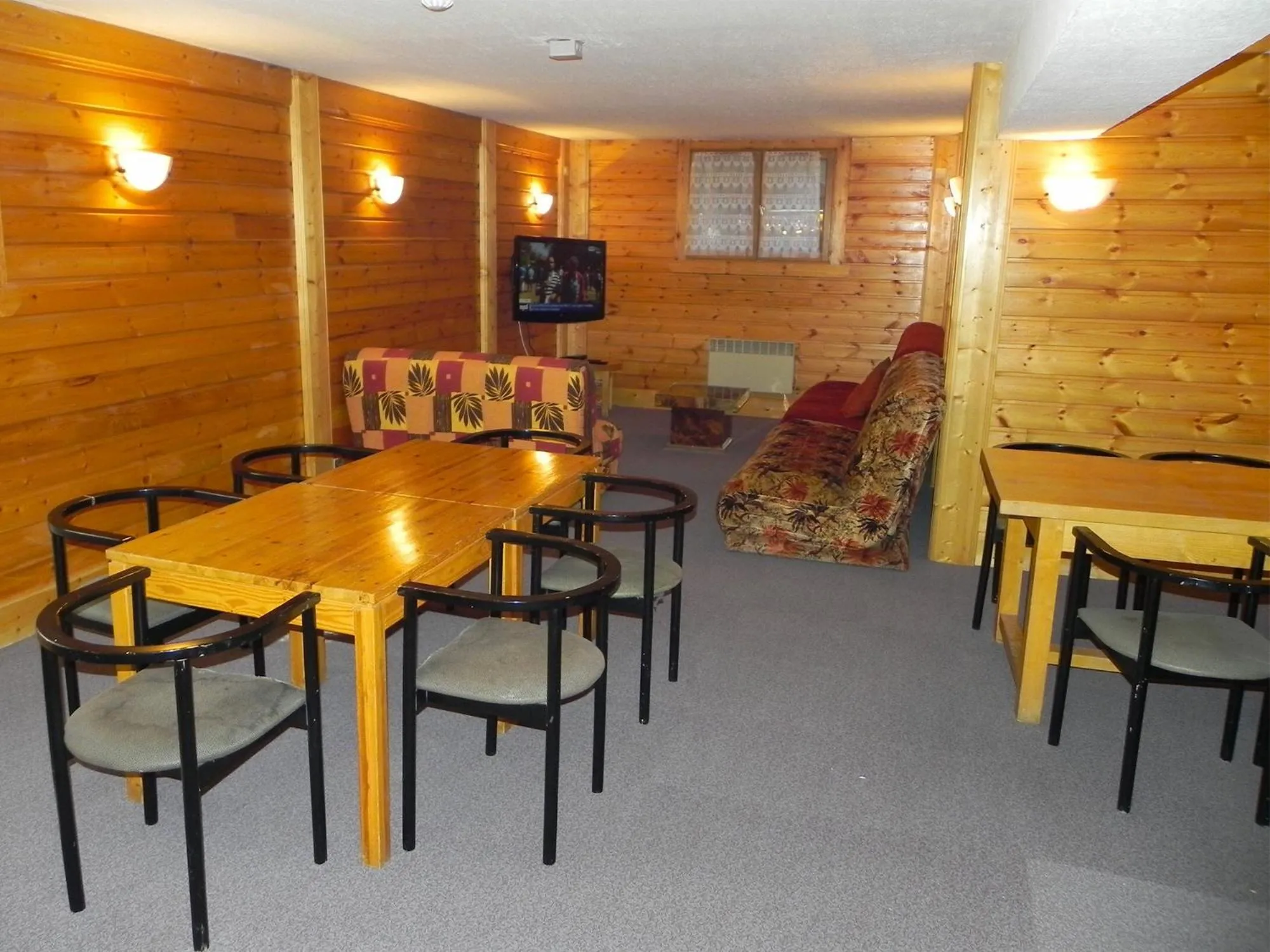 TV and multimedia in Hôtel Résidence Les Colchiques