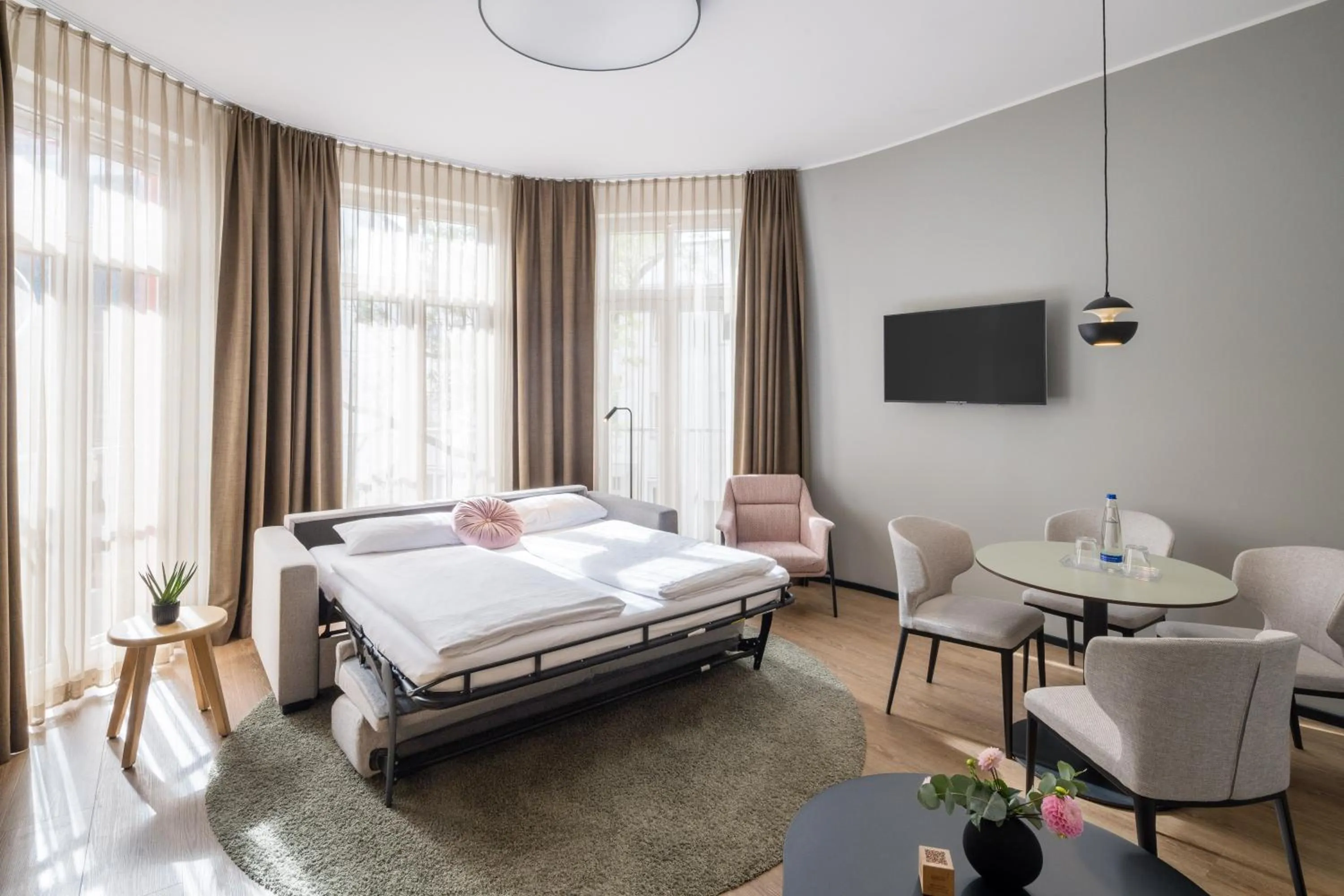 Living room, Bed in KOOS Hotel&Apartments - City Aparthotel