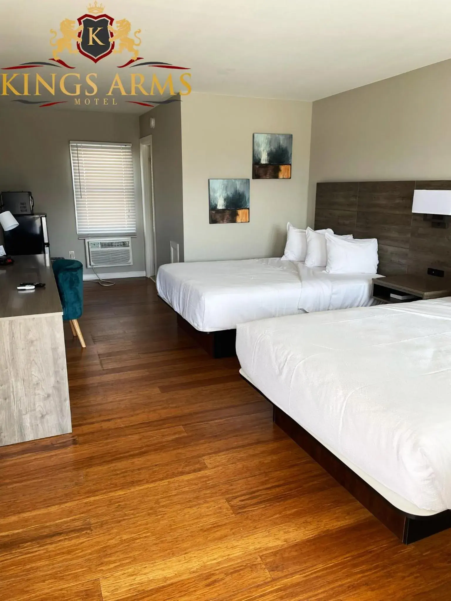 Double Room with Two Double Beds in Kings Arms Motel Double Room with Two Double Beds in Kings Arms Motel