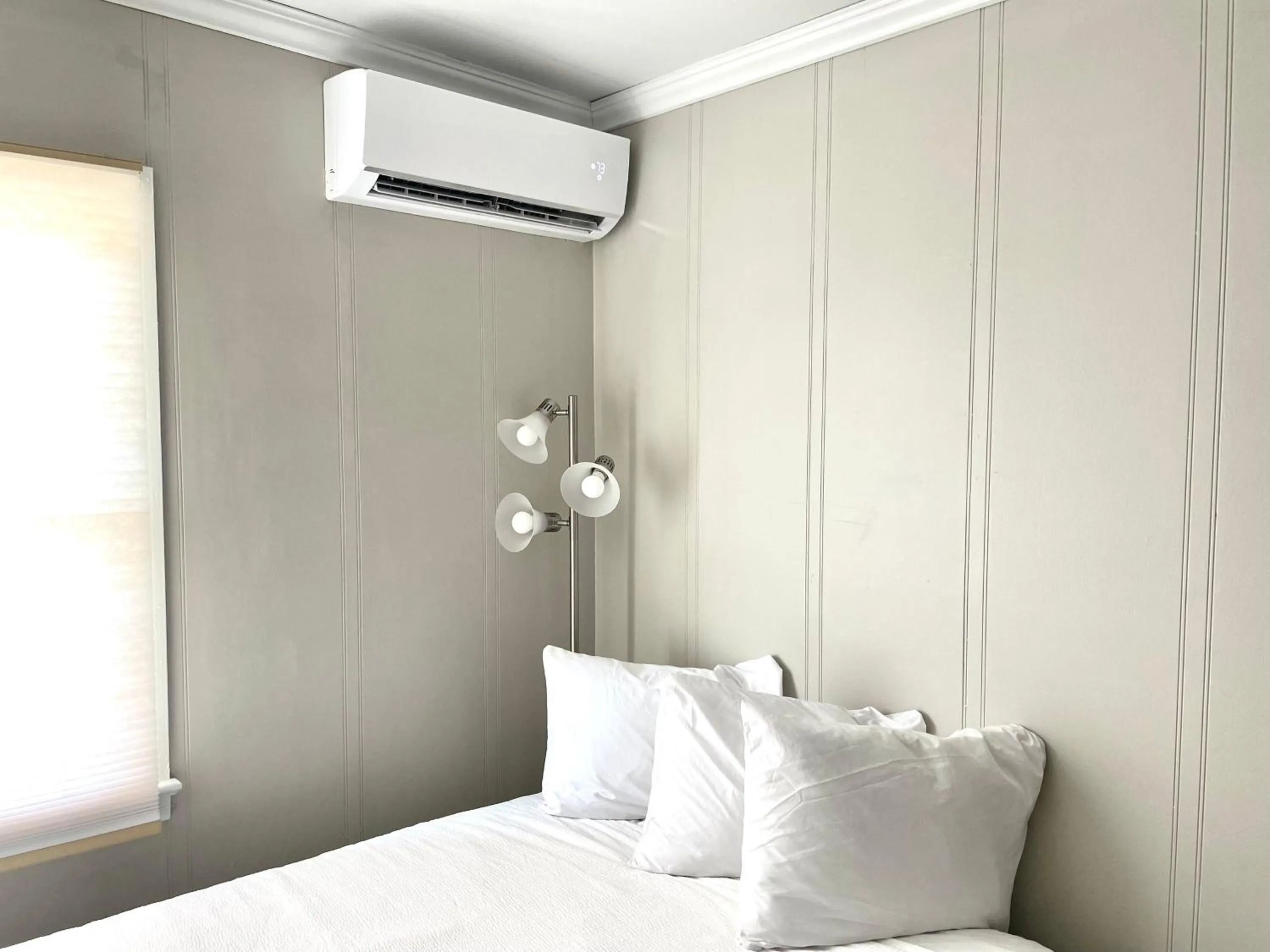 Bed in Kings Arms Motel