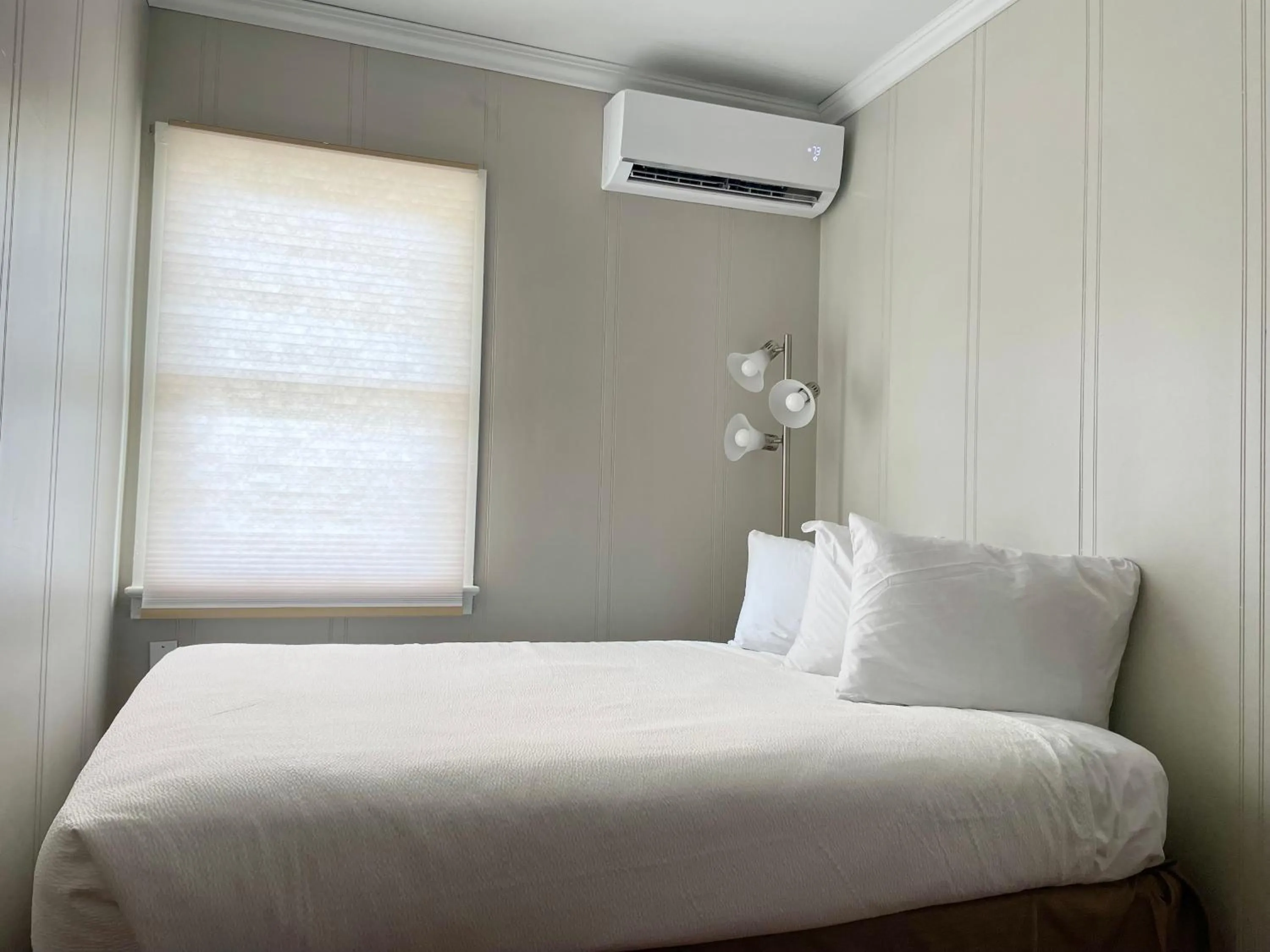 Bed in Kings Arms Motel