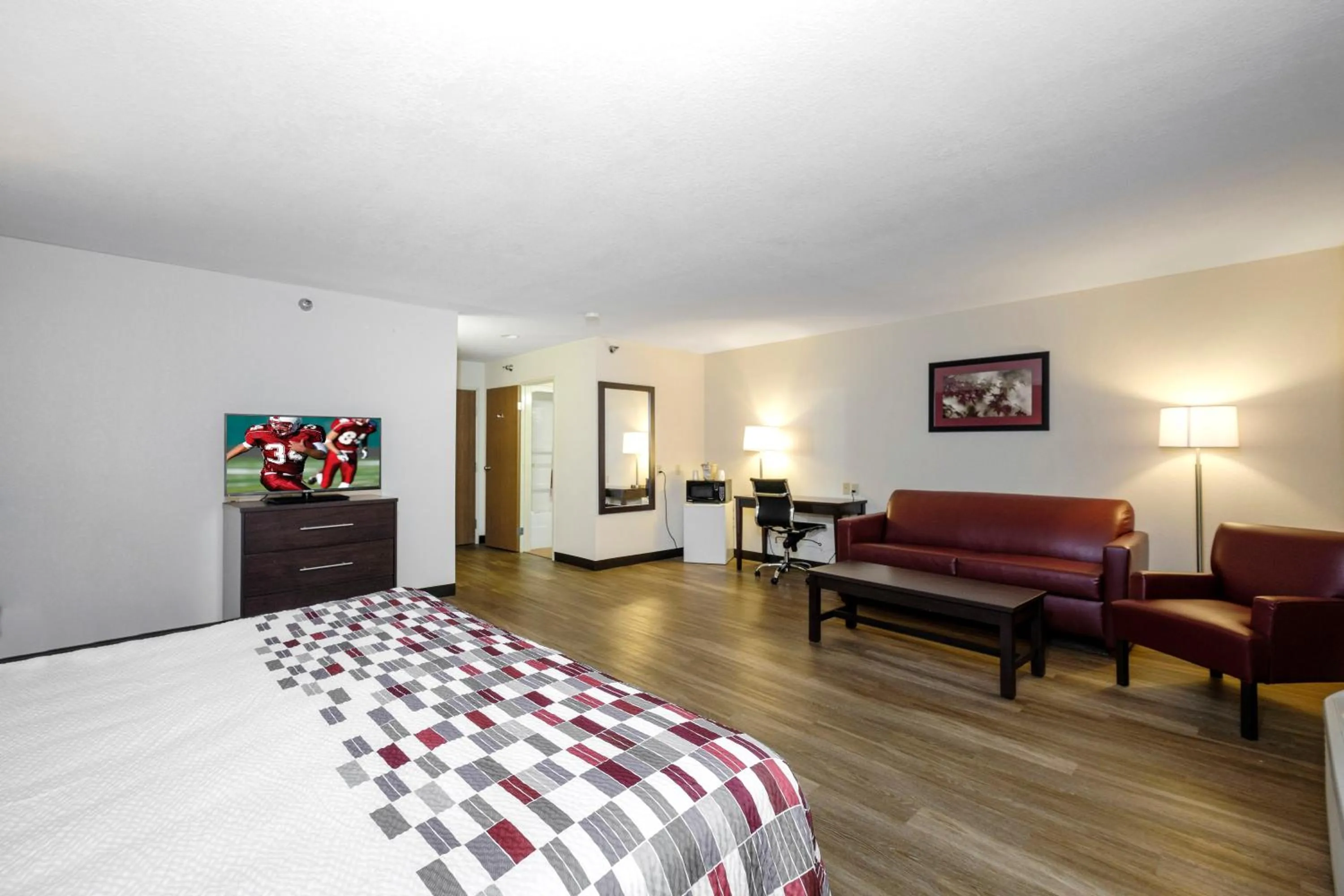 Bedroom, Bed in Red Roof Inn Holton