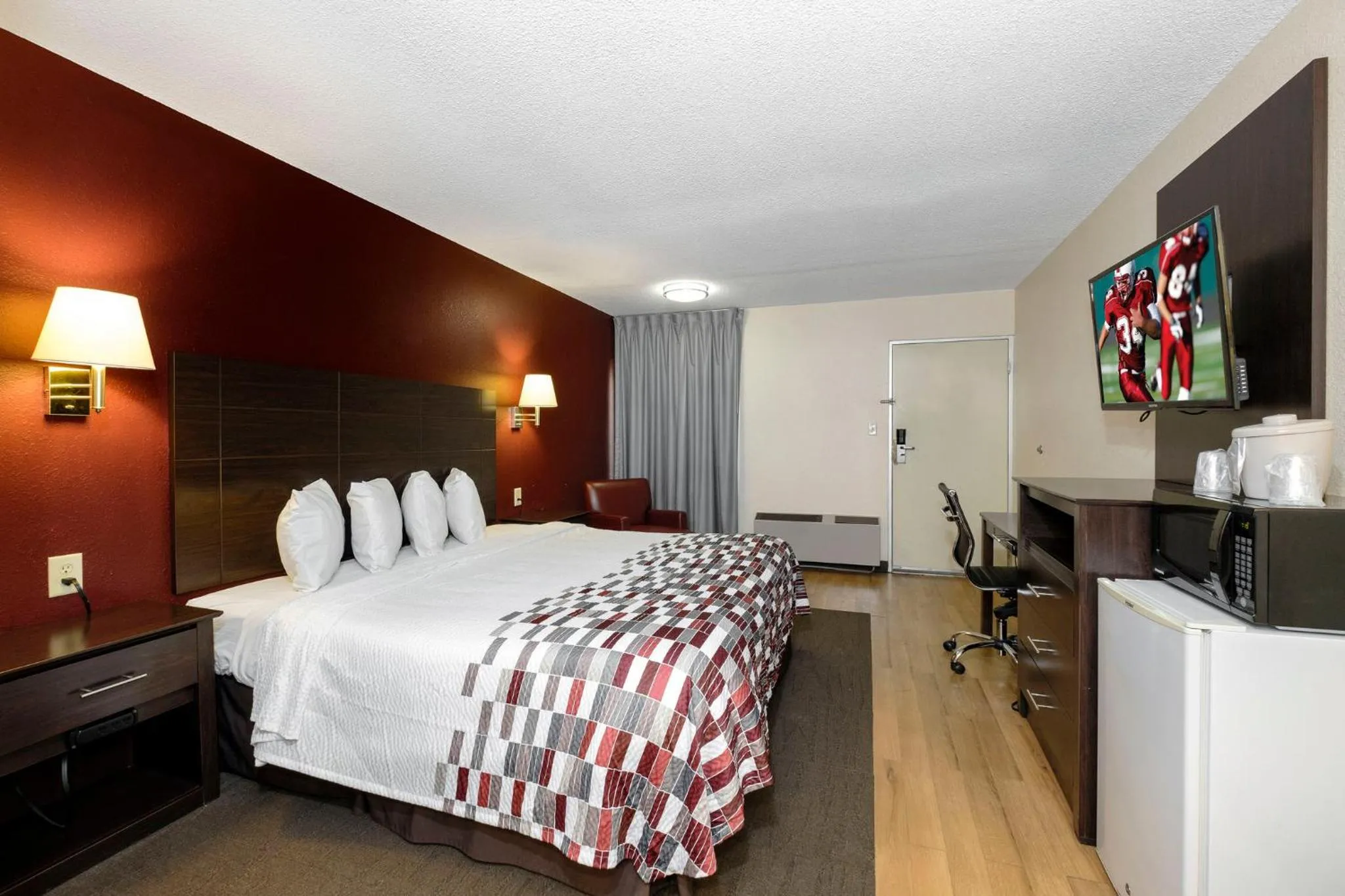 Photo of the whole room, Bed in Red Roof Inn Holton