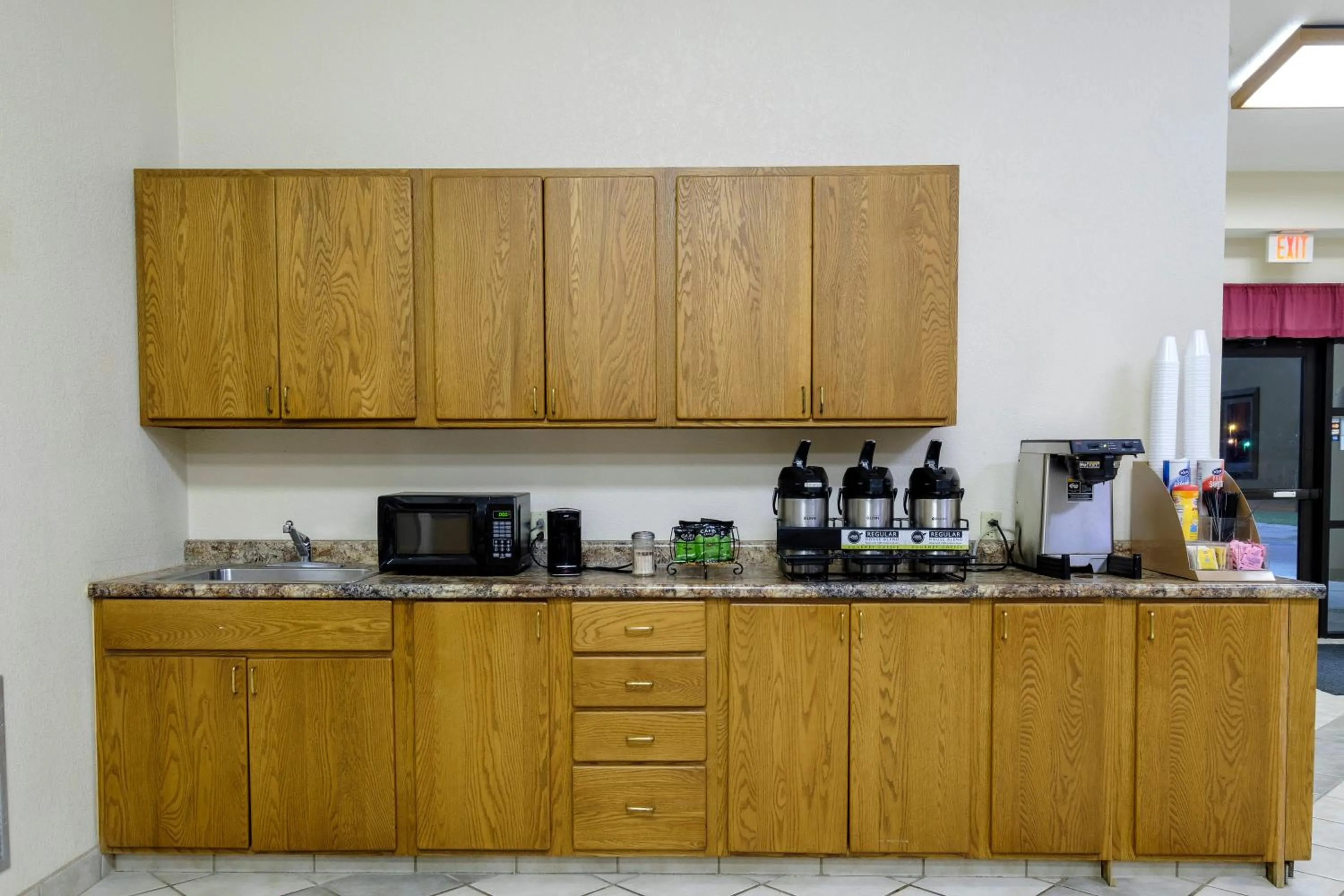 Coffee/tea facilities in Red Roof Inn Holton