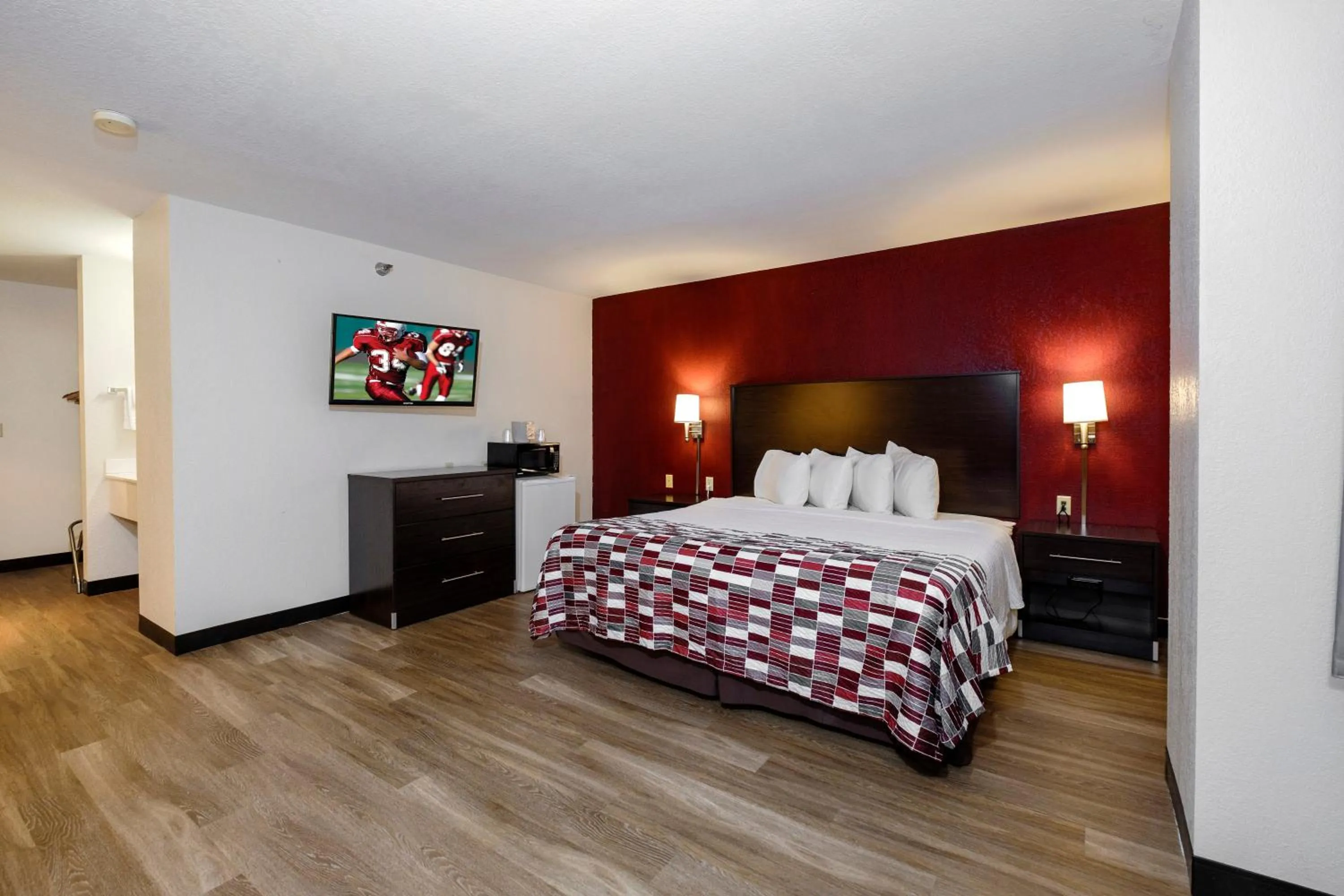 Bedroom, Bed in Red Roof Inn Holton