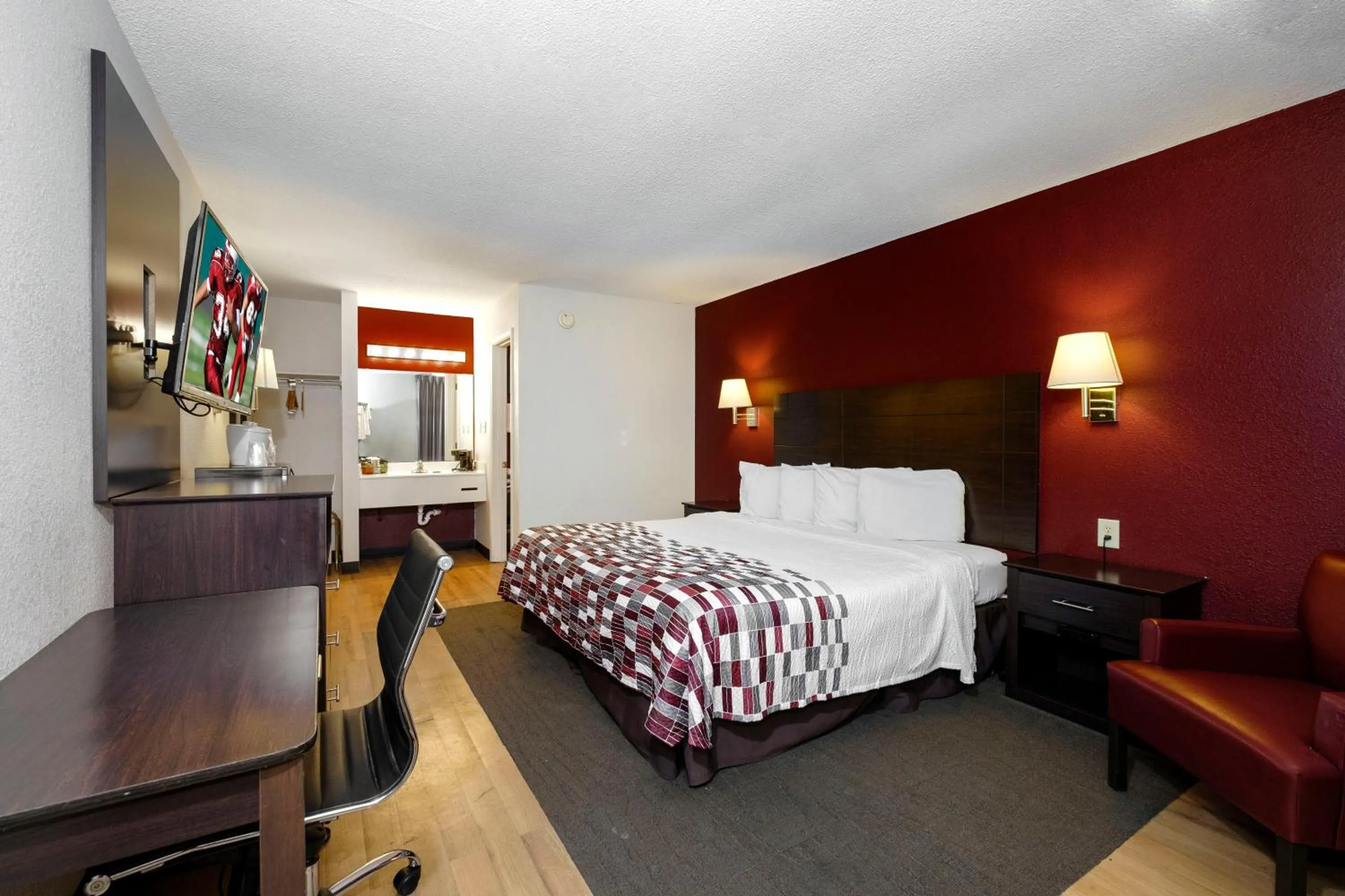 Photo of the whole room, Bed in Red Roof Inn Holton