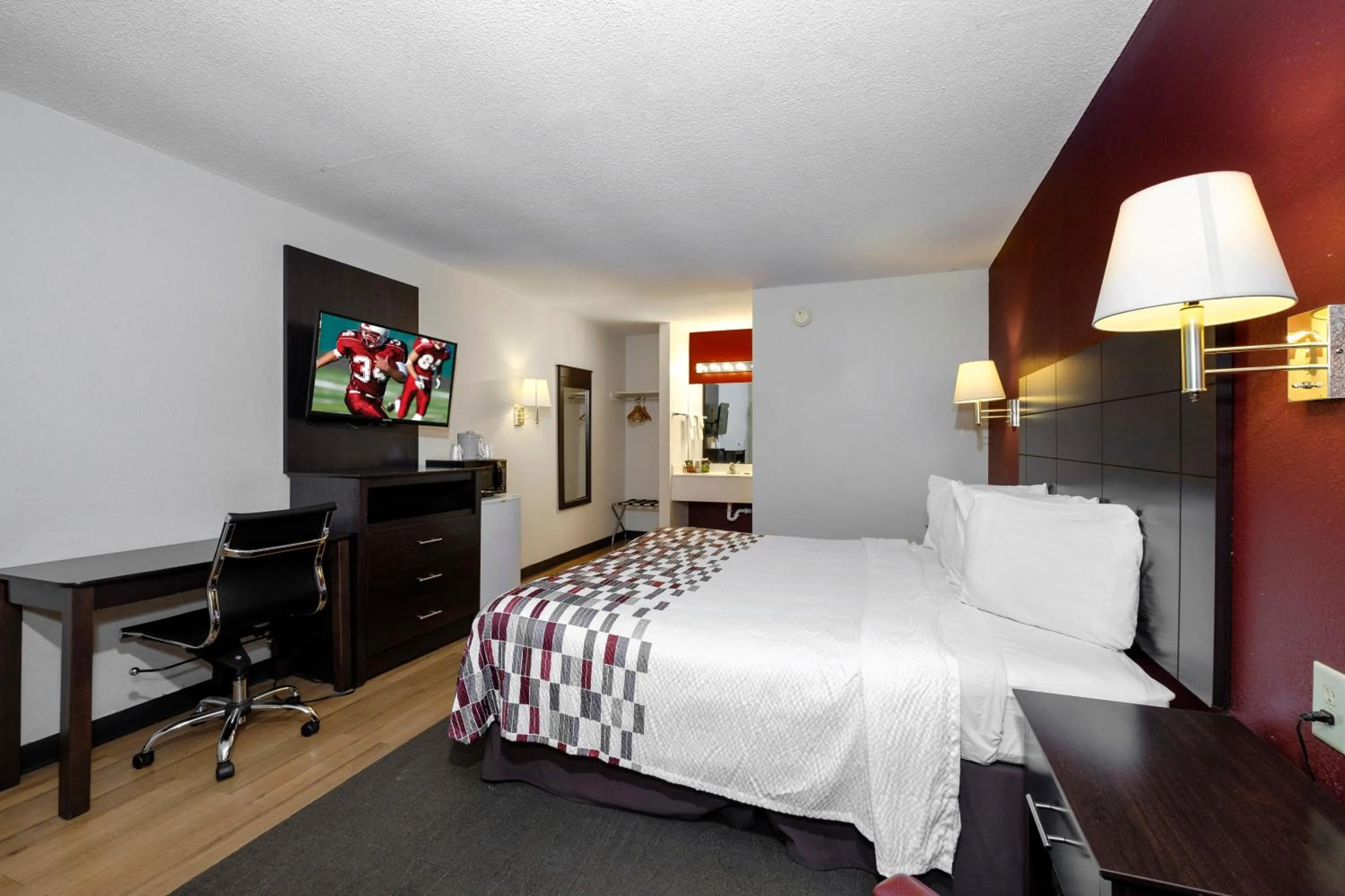 Photo of the whole room, Bed in Red Roof Inn Holton