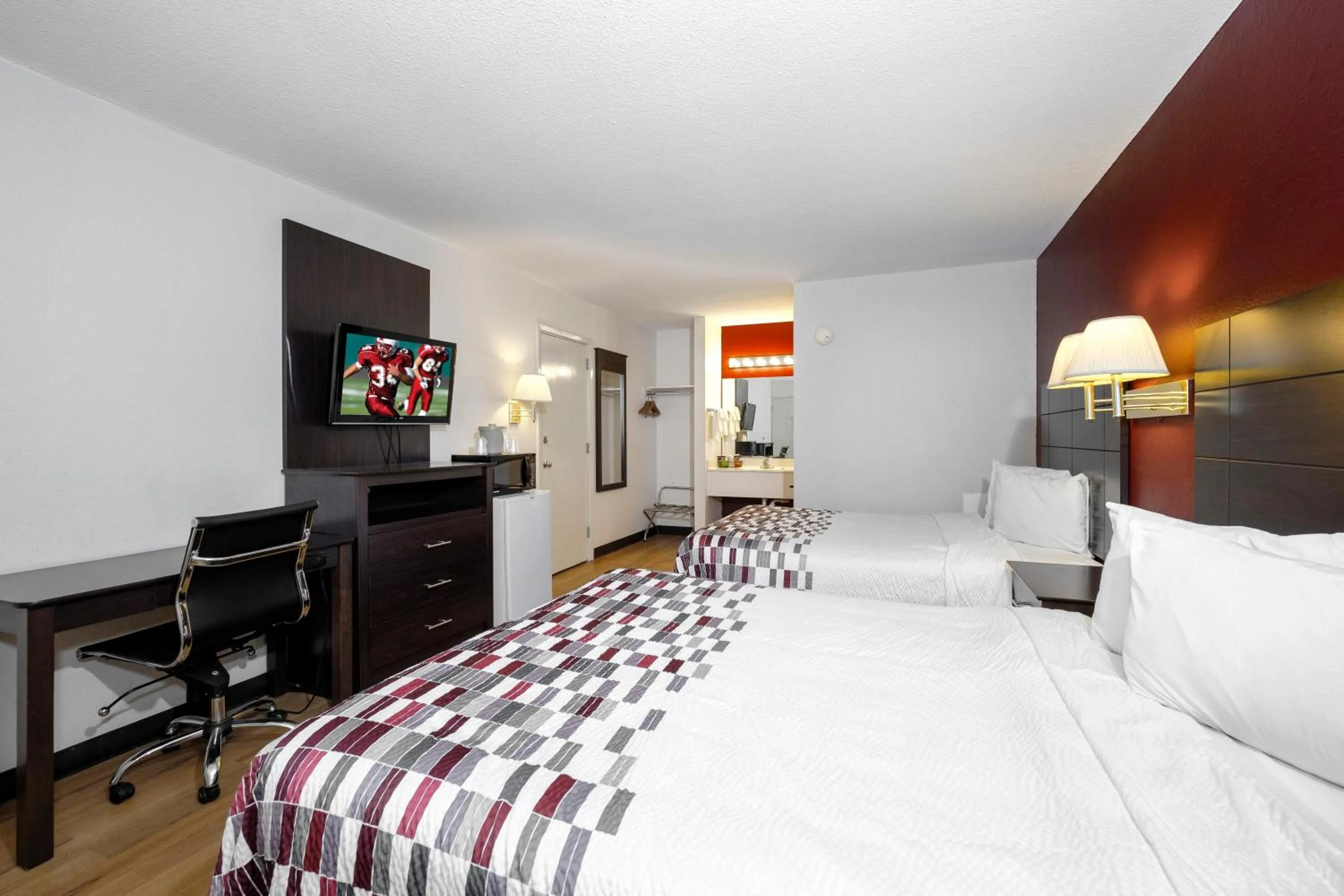 Photo of the whole room, Bed in Red Roof Inn Holton