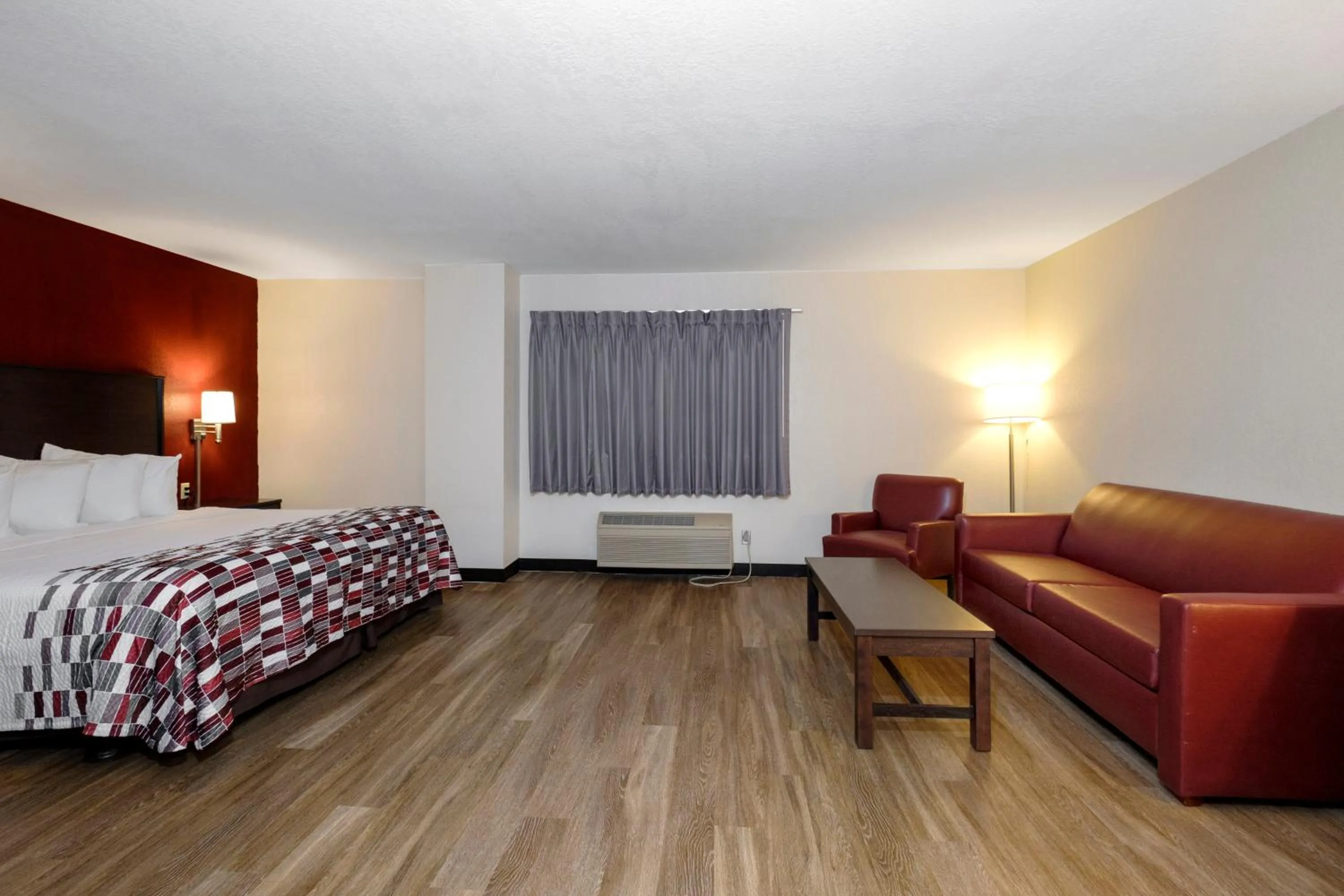 Bedroom, Bed in Red Roof Inn Holton