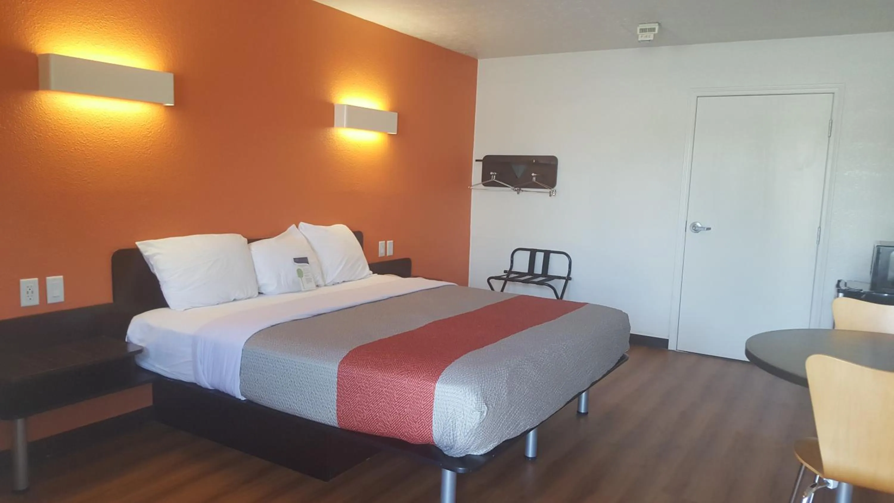 Photo of the whole room, Bed in Motel 6-Columbus, OH - OSU