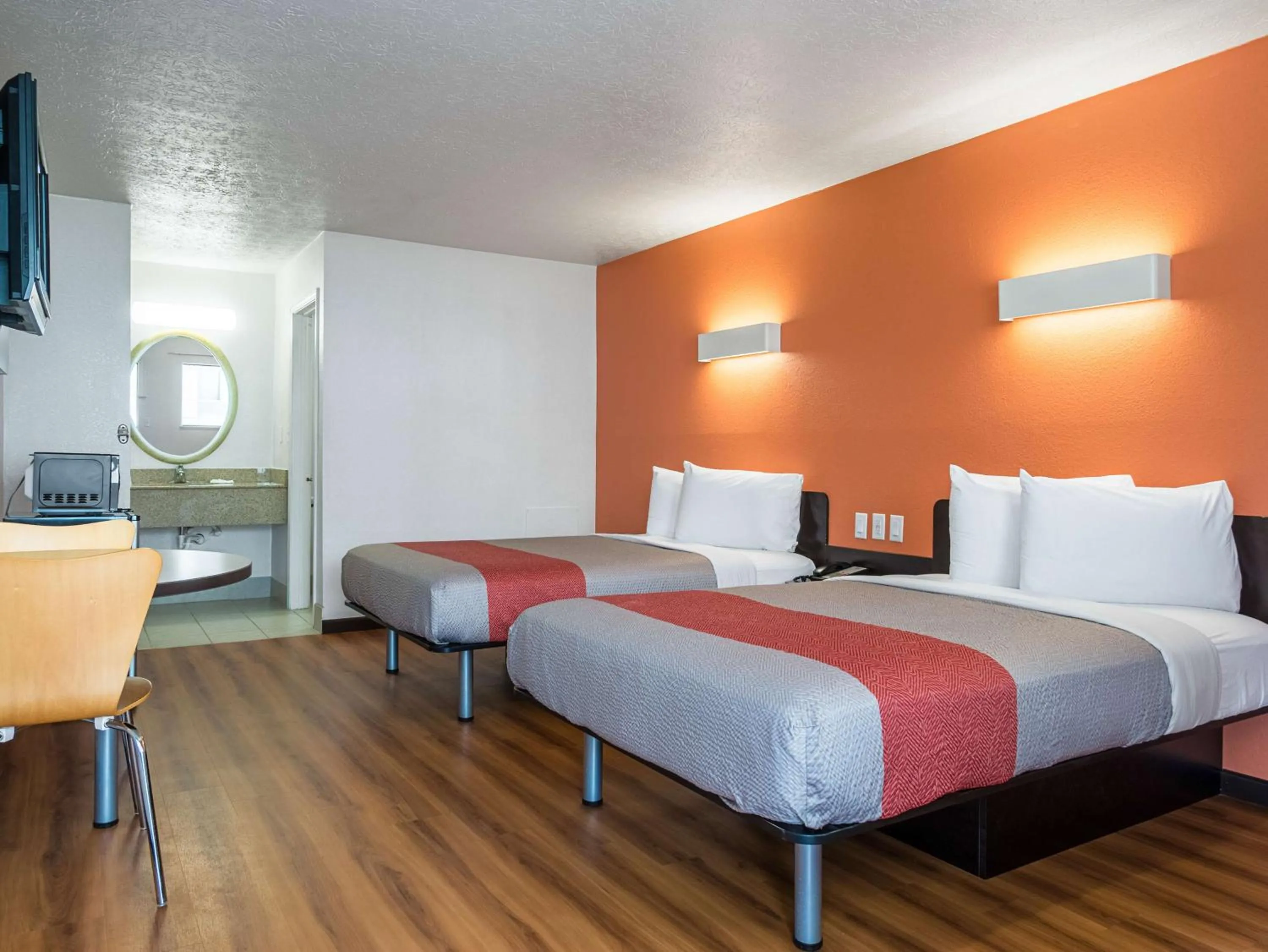 TV and multimedia, Bed in Motel 6-Columbus, OH - OSU