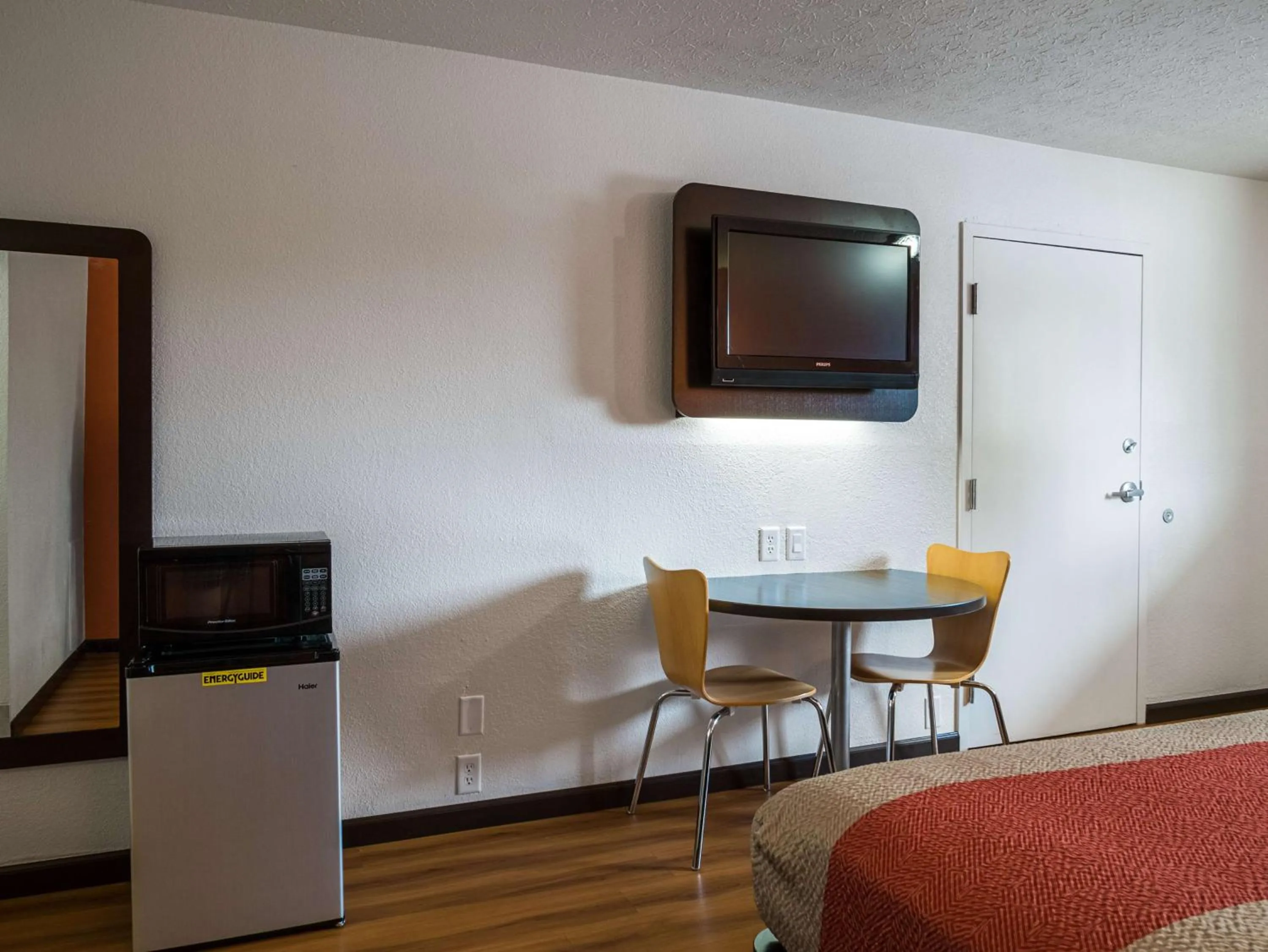 TV and multimedia in Motel 6-Columbus, OH - OSU