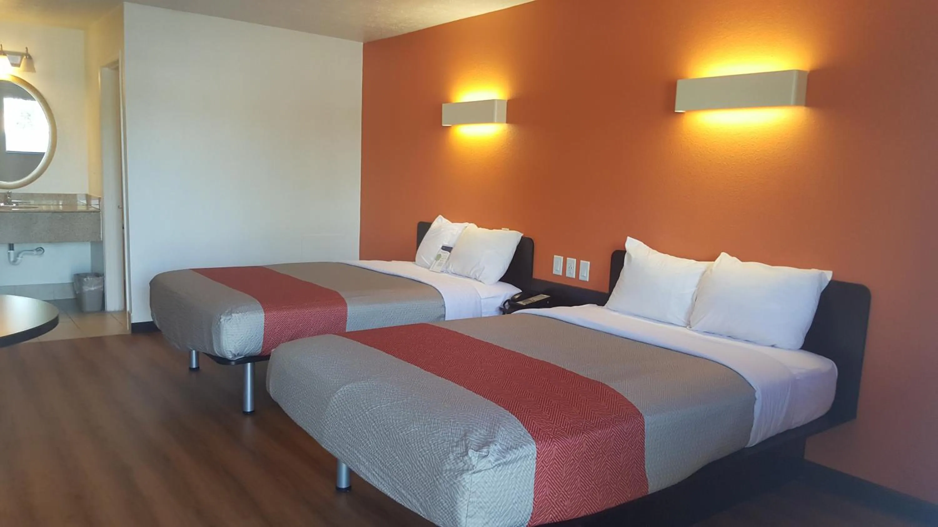 Photo of the whole room, Bed in Motel 6-Columbus, OH - OSU