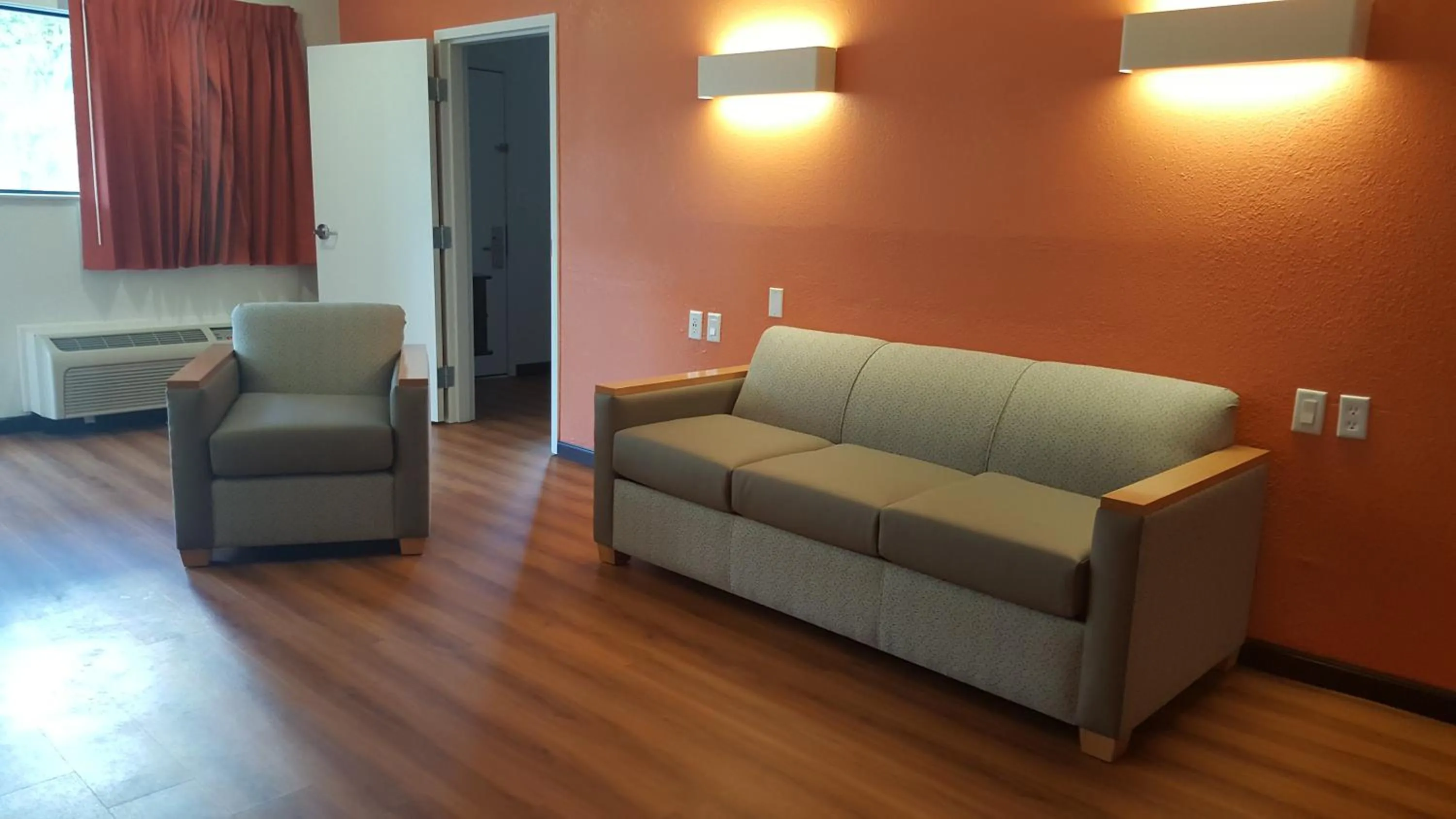 Living room in Motel 6-Columbus, OH - OSU