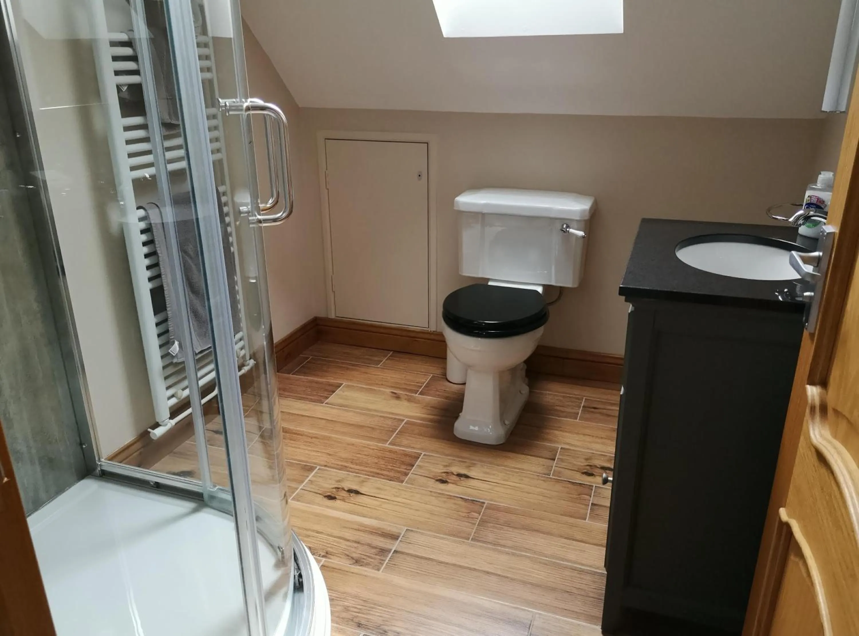 Shower in White Cottage B and B