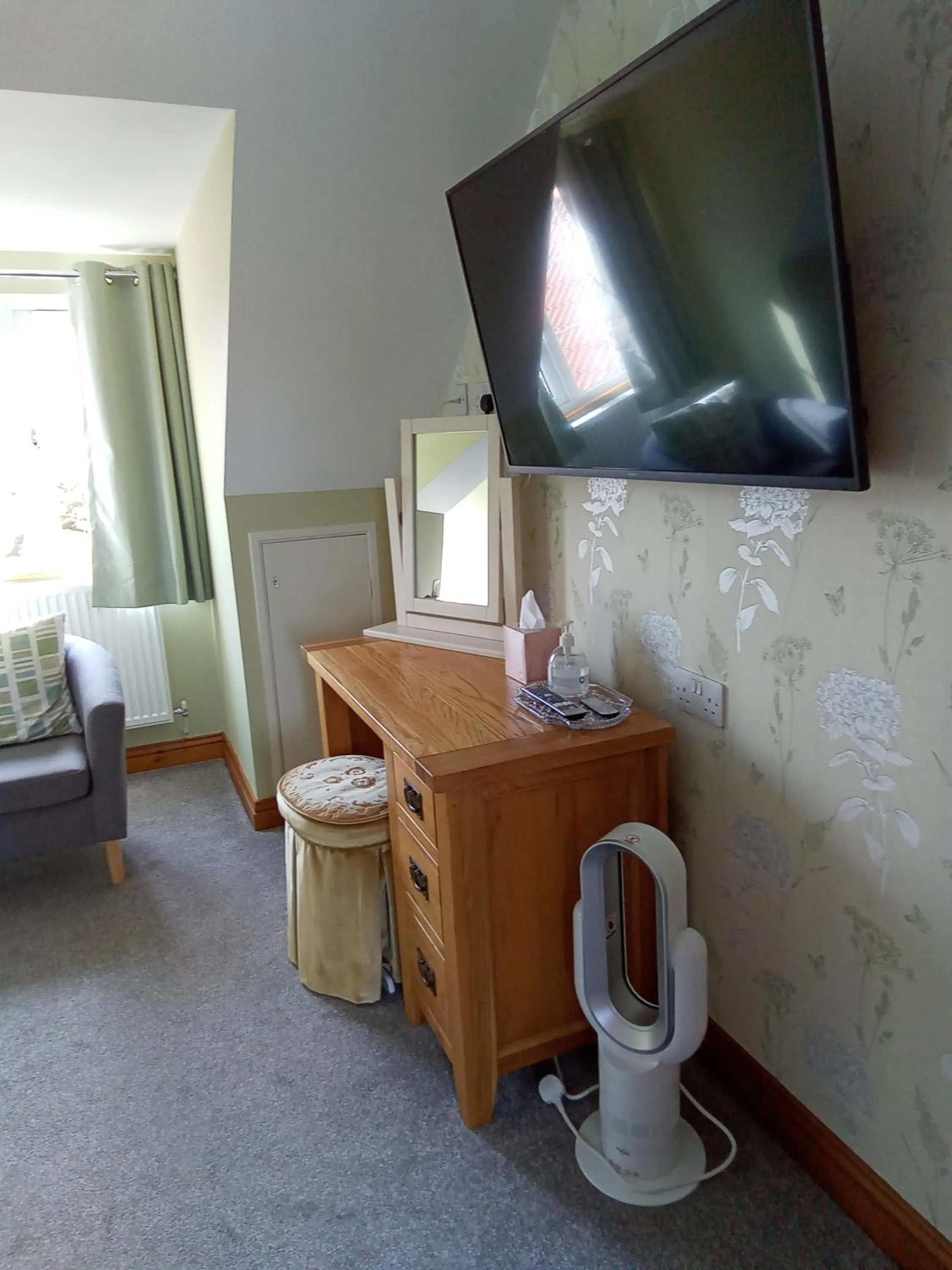 TV and multimedia in White Cottage B and B