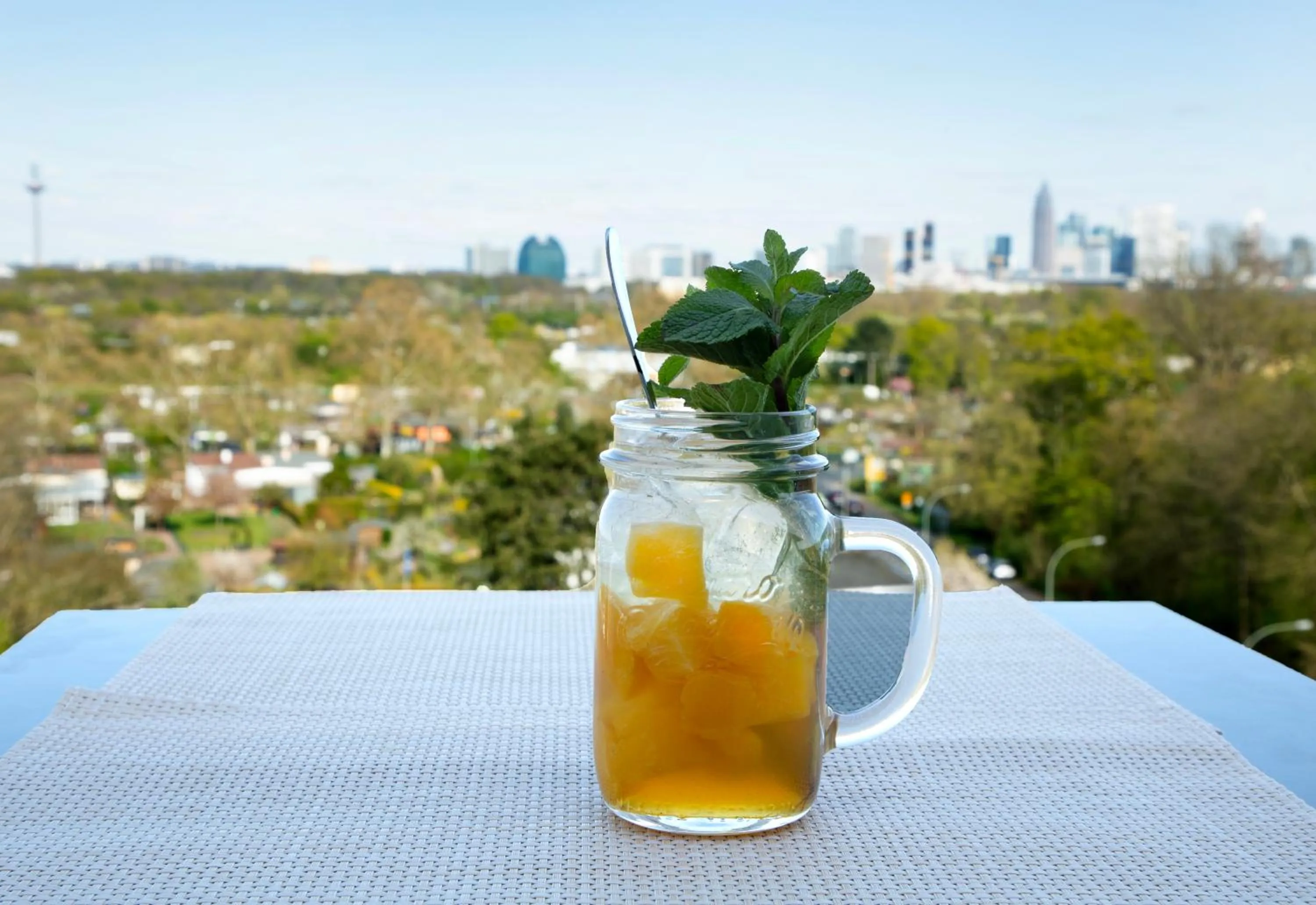 Lounge or bar in H4 Hotel Frankfurt Messe