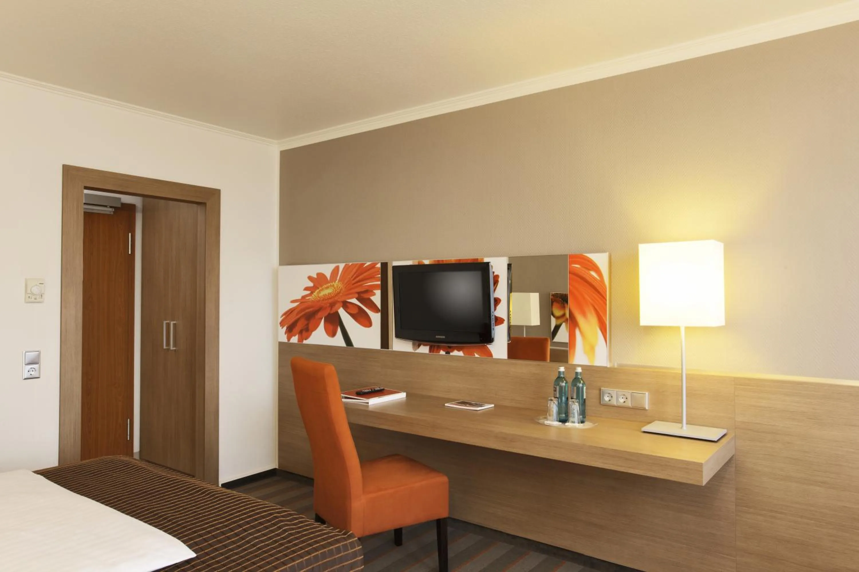 TV and multimedia, Bed in SOALTEE Hotel by Trip Inn Frankfurt Messe Tagungshotel