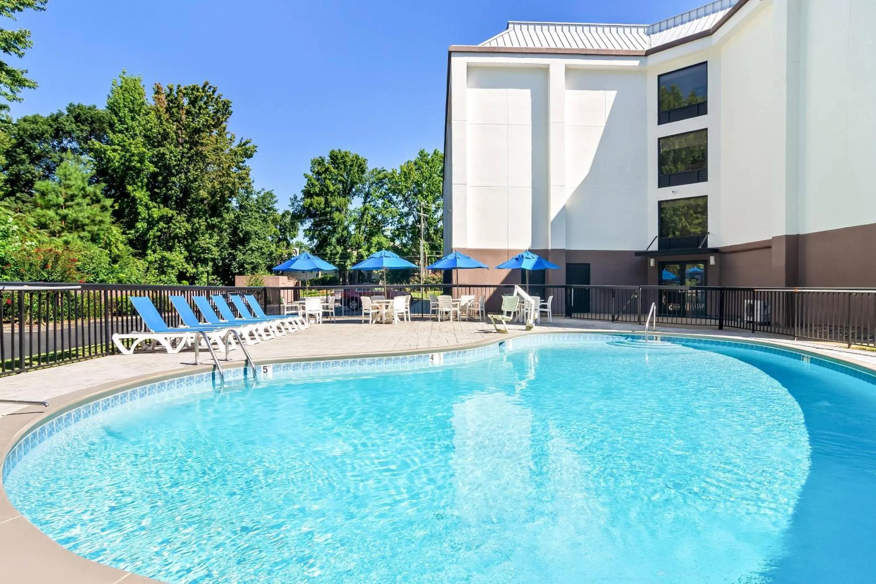 Swimming pool in Comfort Inn Greenville - Haywood Mall