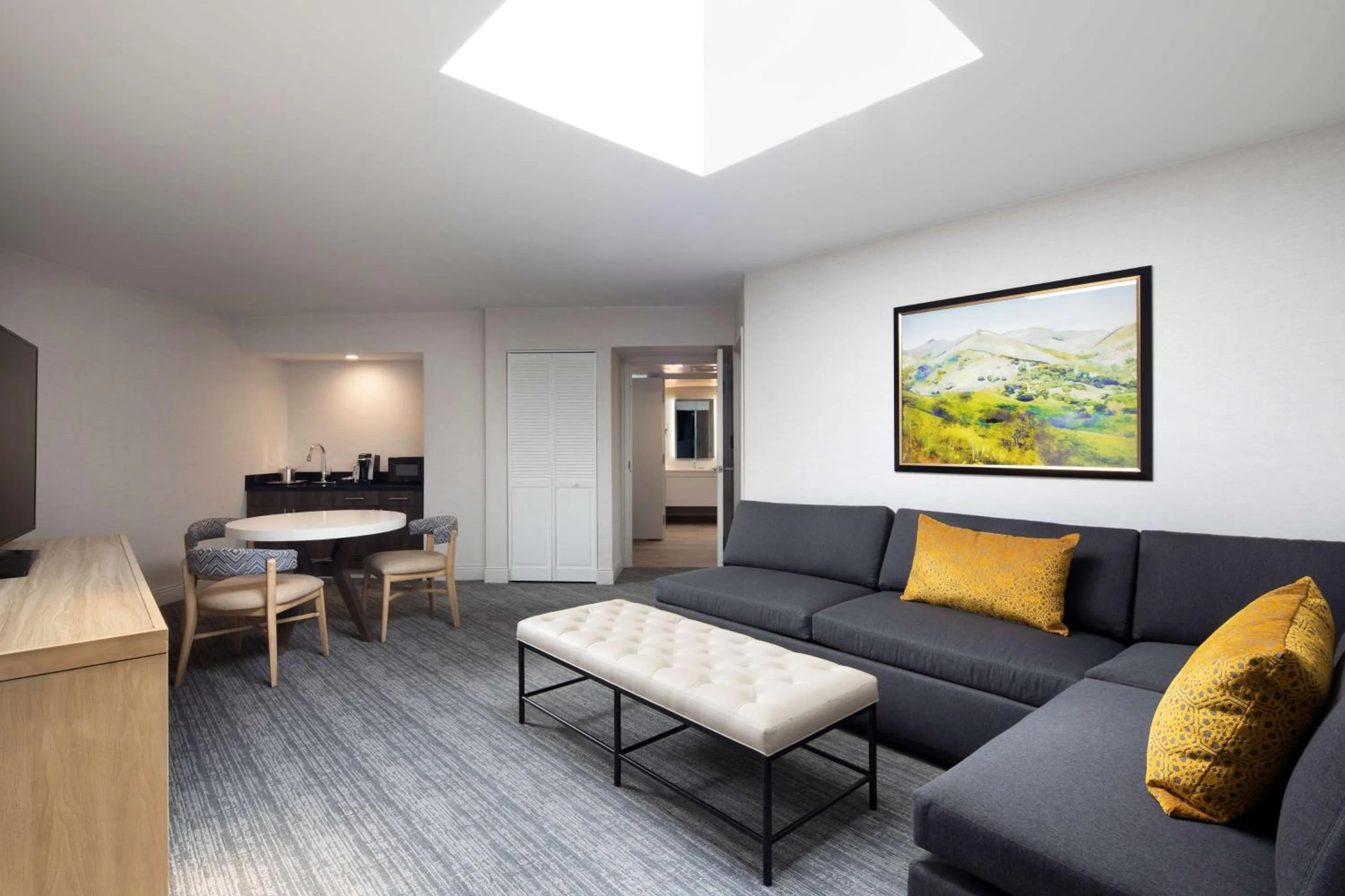 Photo of the whole room in Sonesta Silicon Valley