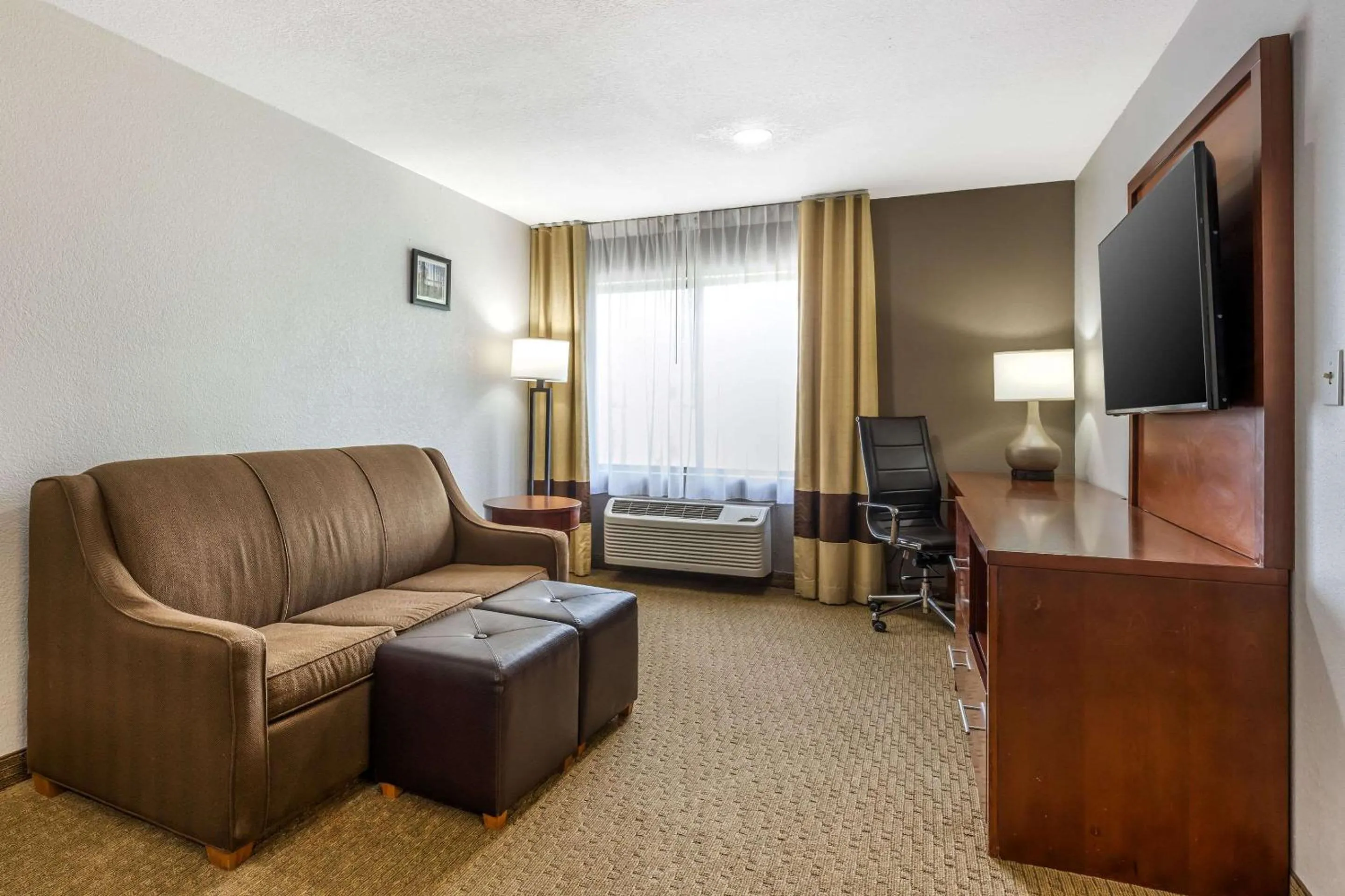 Bedroom in Comfort Suites Omaha East-Council Bluffs