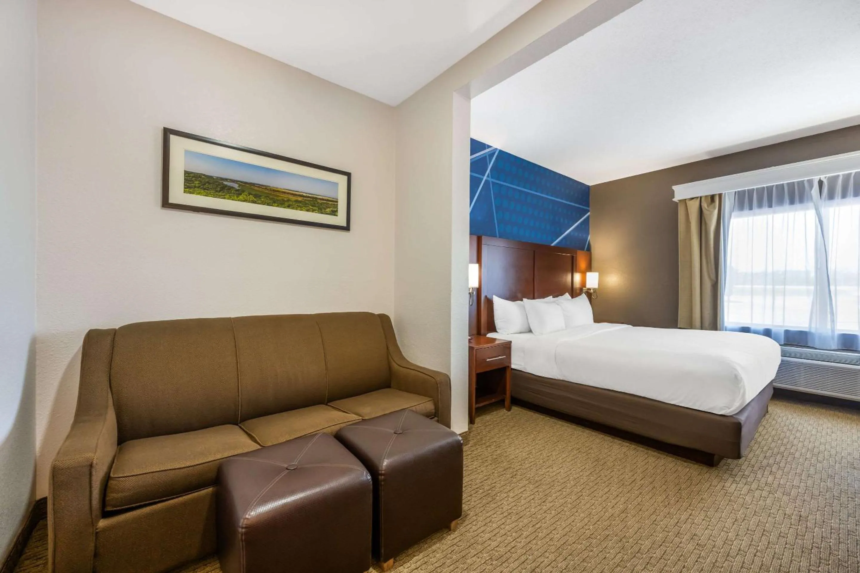 Bedroom, Bed in Comfort Suites Omaha East-Council Bluffs