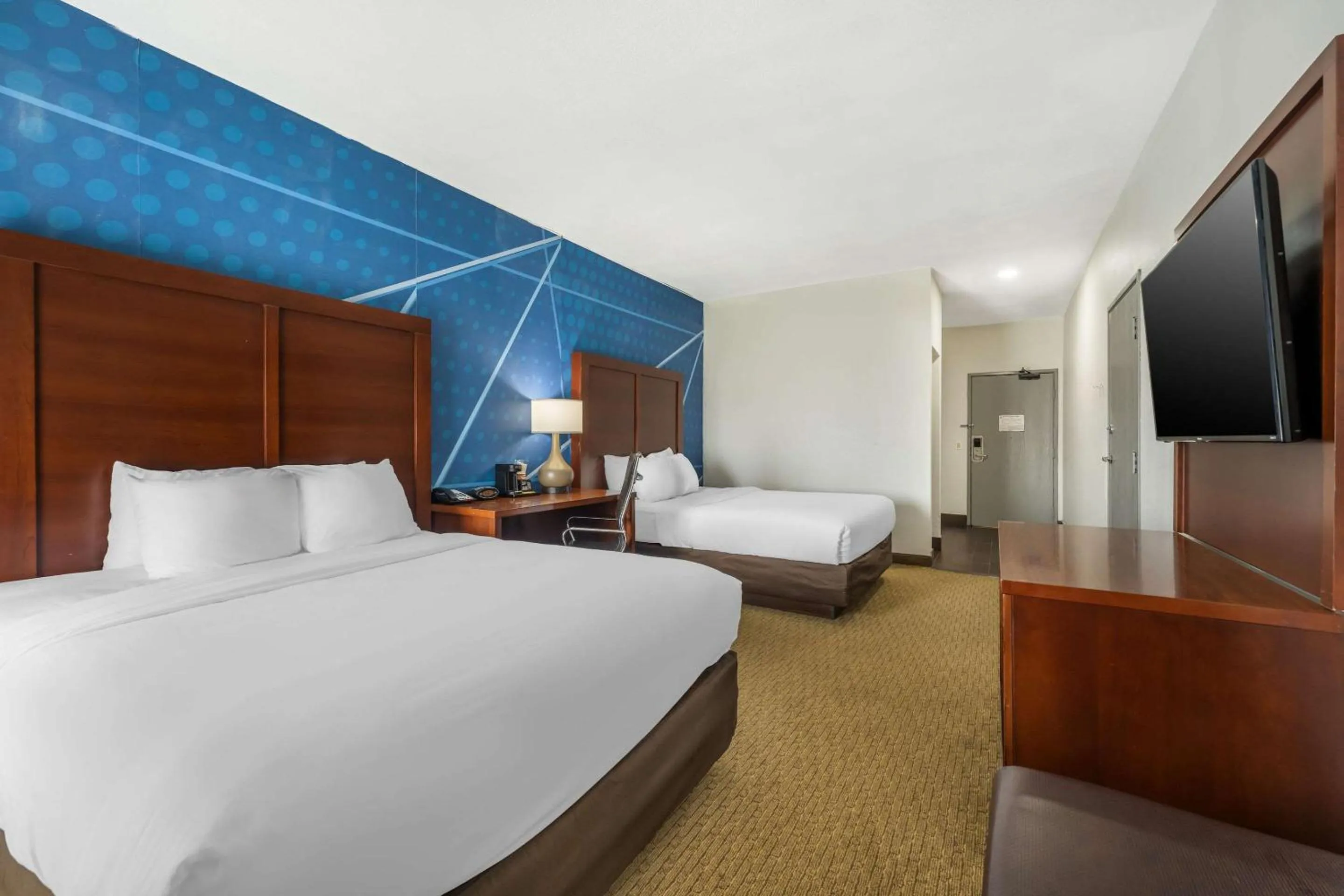 Bedroom, Bed in Comfort Suites Omaha East-Council Bluffs