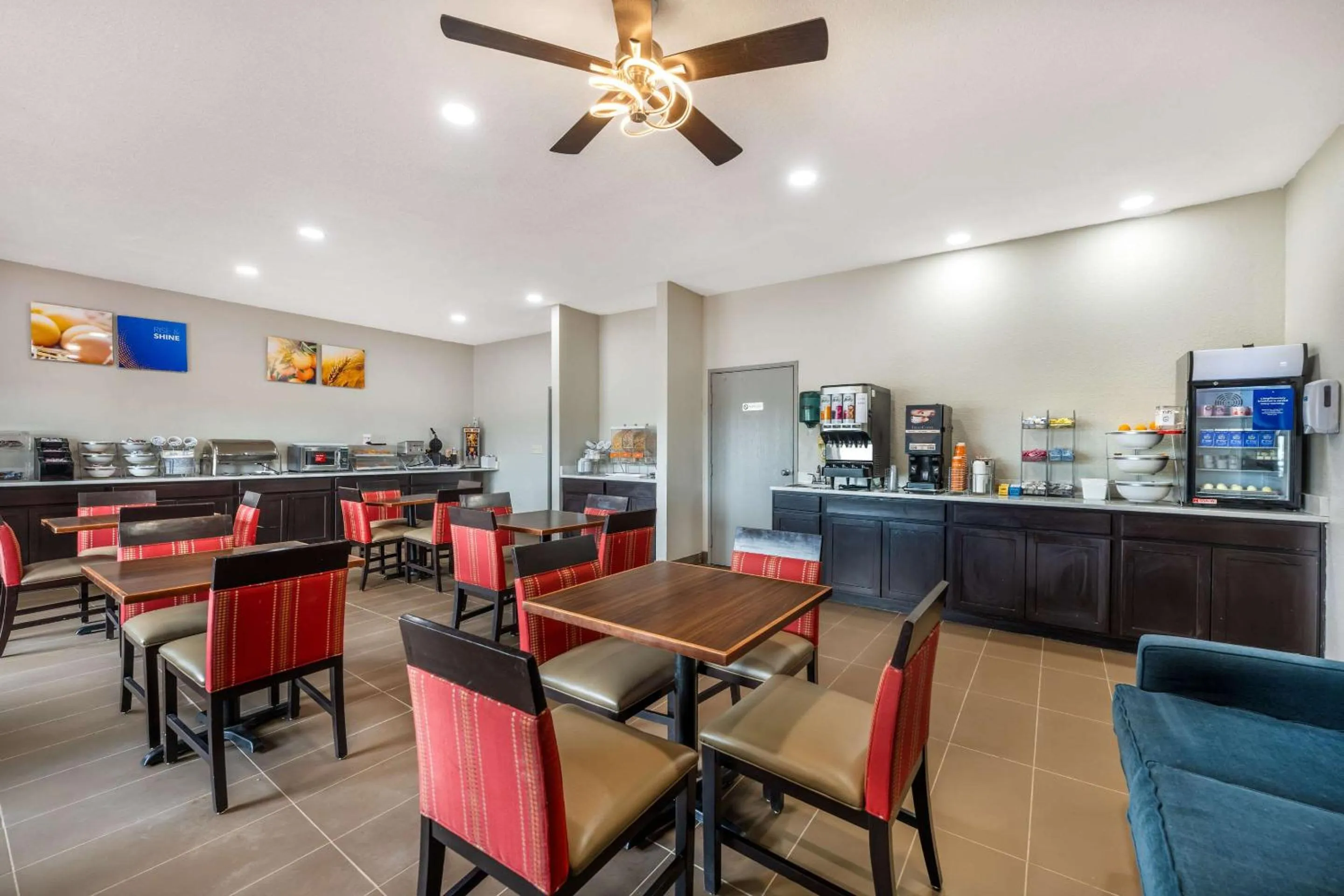 Breakfast in Comfort Suites Omaha East-Council Bluffs