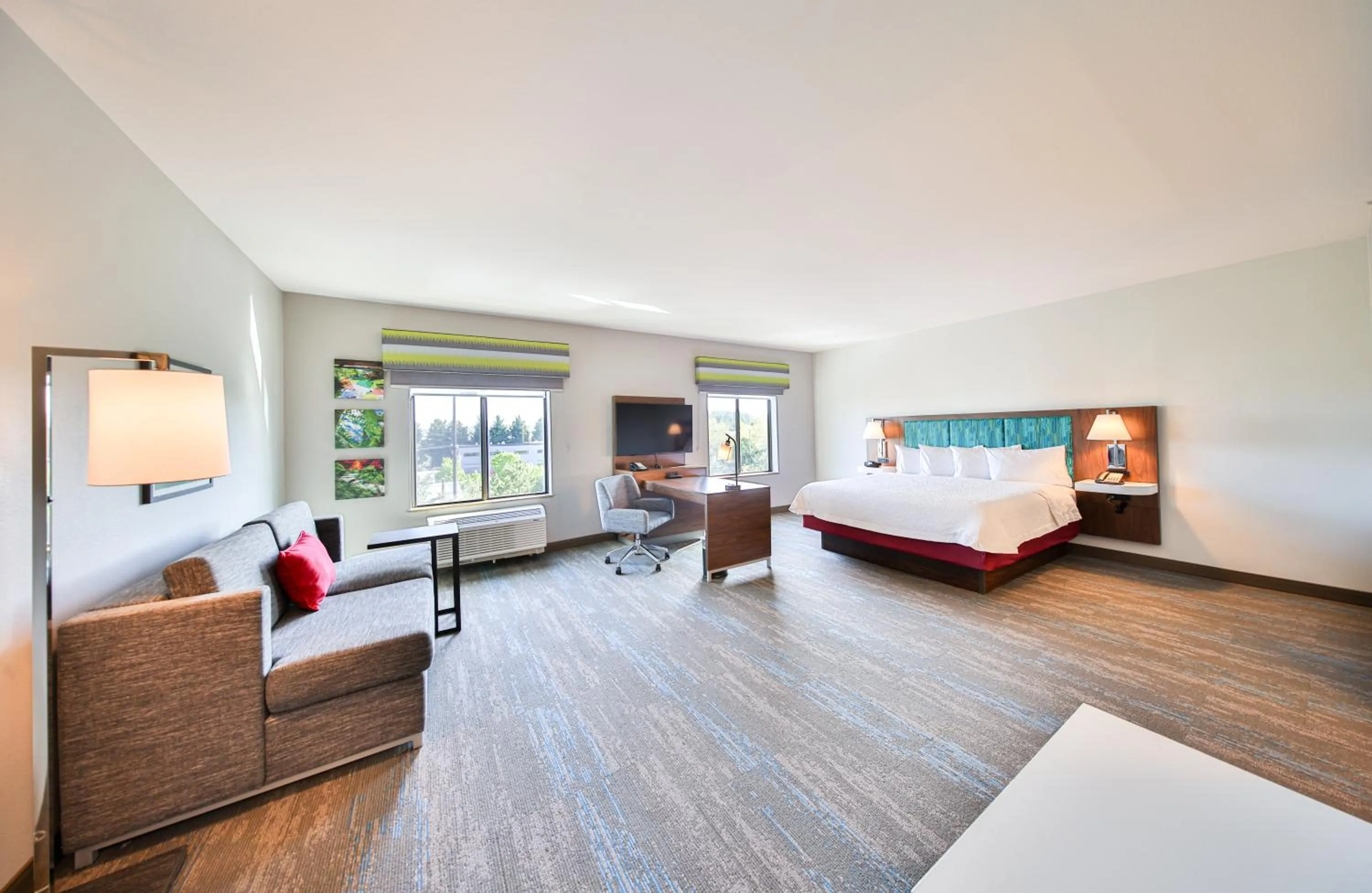 Bed in Hampton Inn & Suites by Hilton Seattle/Kent