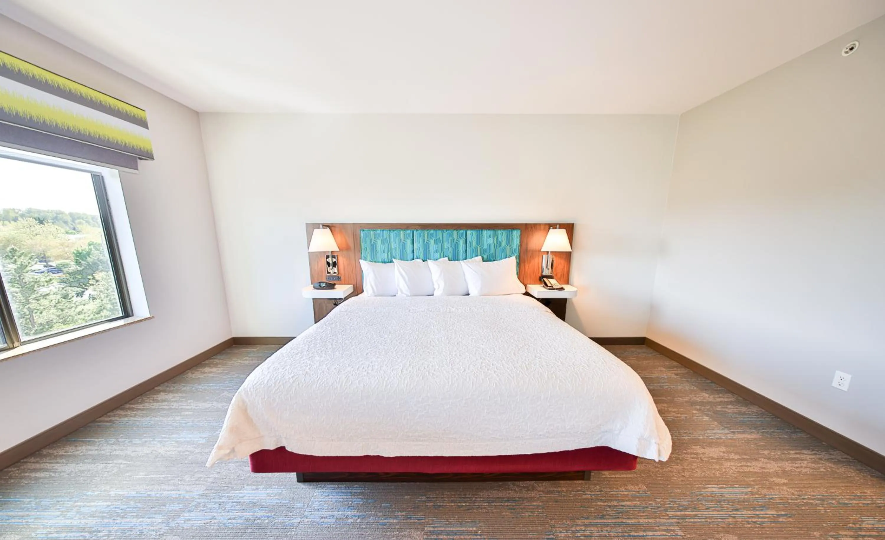 Bed in Hampton Inn & Suites by Hilton Seattle/Kent