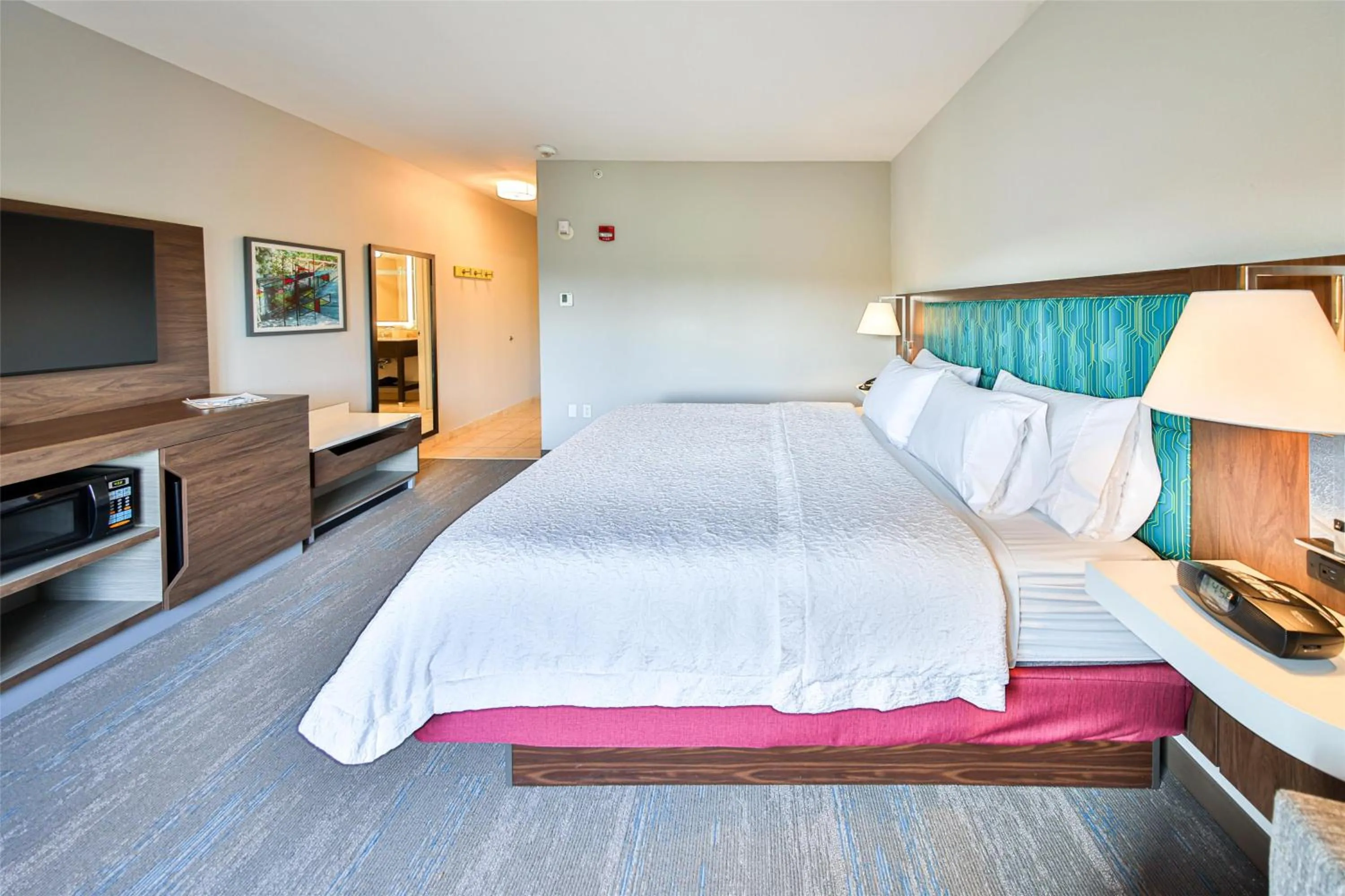 Bed in Hampton Inn & Suites by Hilton Seattle/Kent